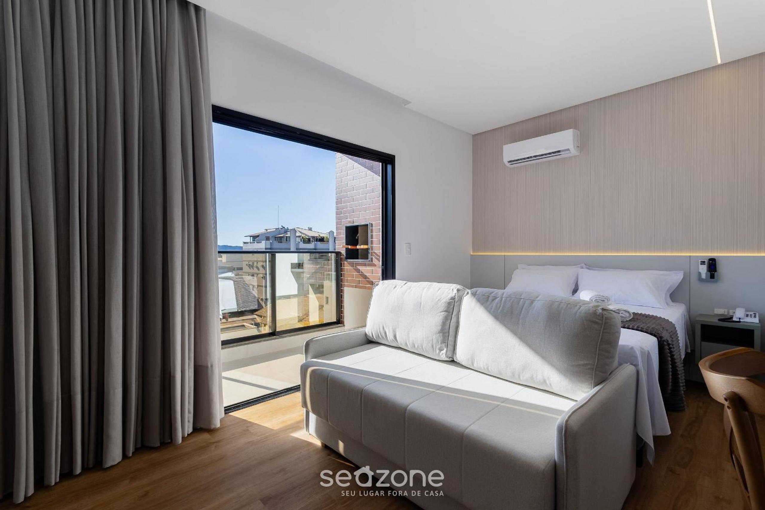 Apartments in a building with a pool 180m from the Beach in Bombinhas - SFRs