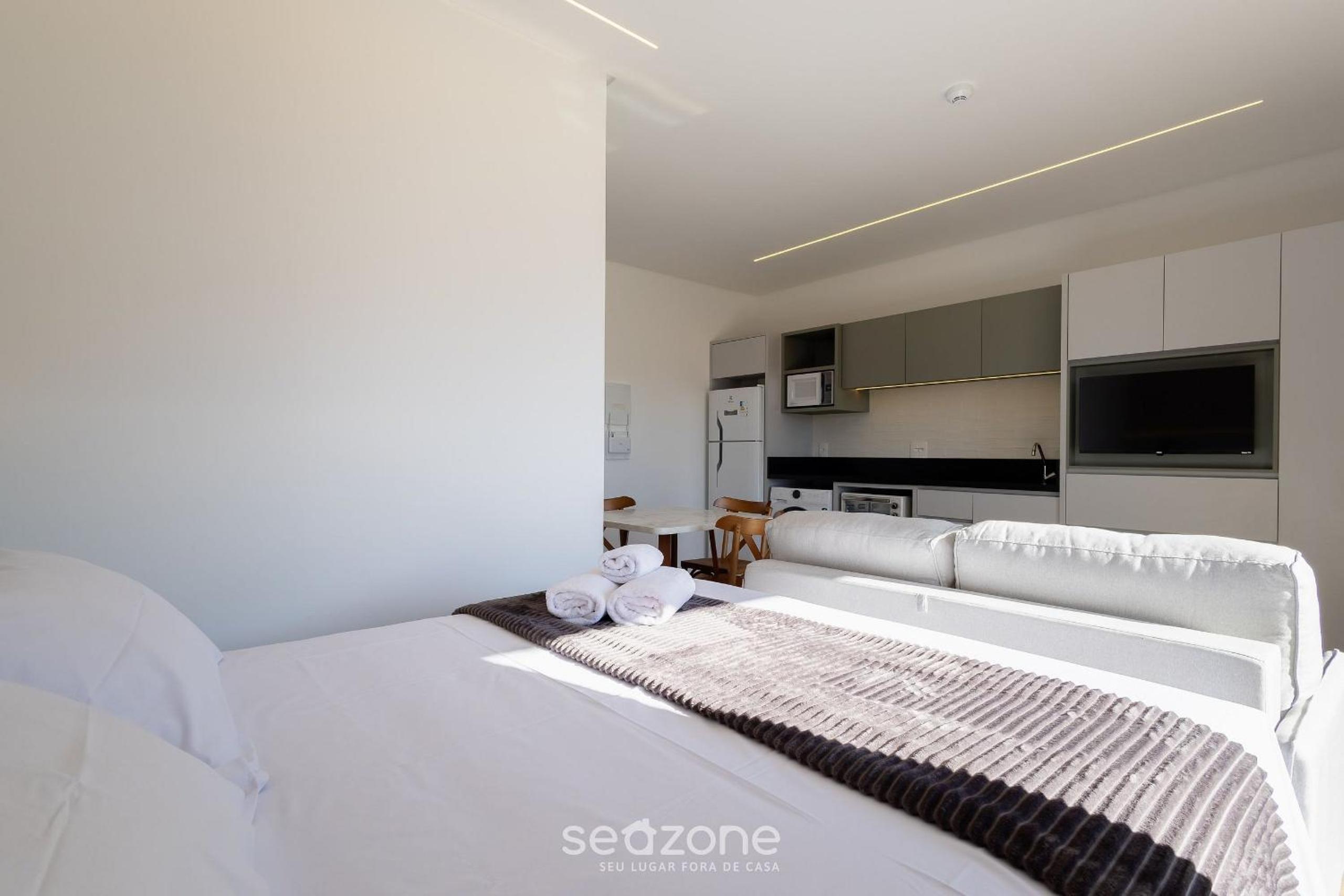 Apartments in a building with a pool 180m from the Beach in Bombinhas - SFRs