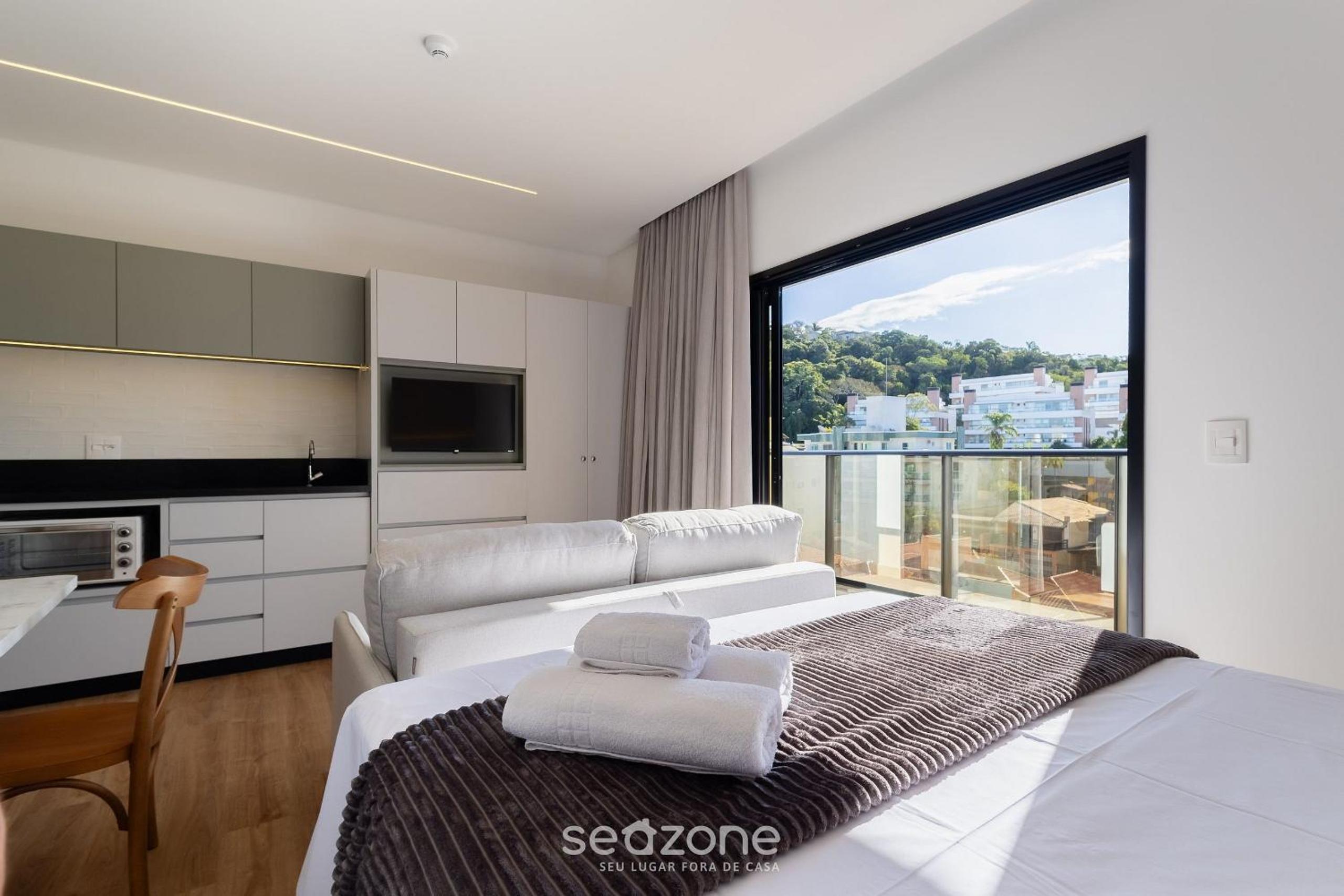 Apartments in a building with a pool 180m from the Beach in Bombinhas - SFRs
