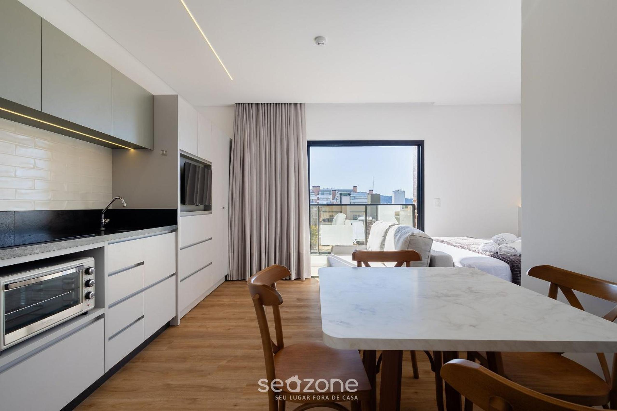 Apartments in a building with a pool 180m from the Beach in Bombinhas - SFRs