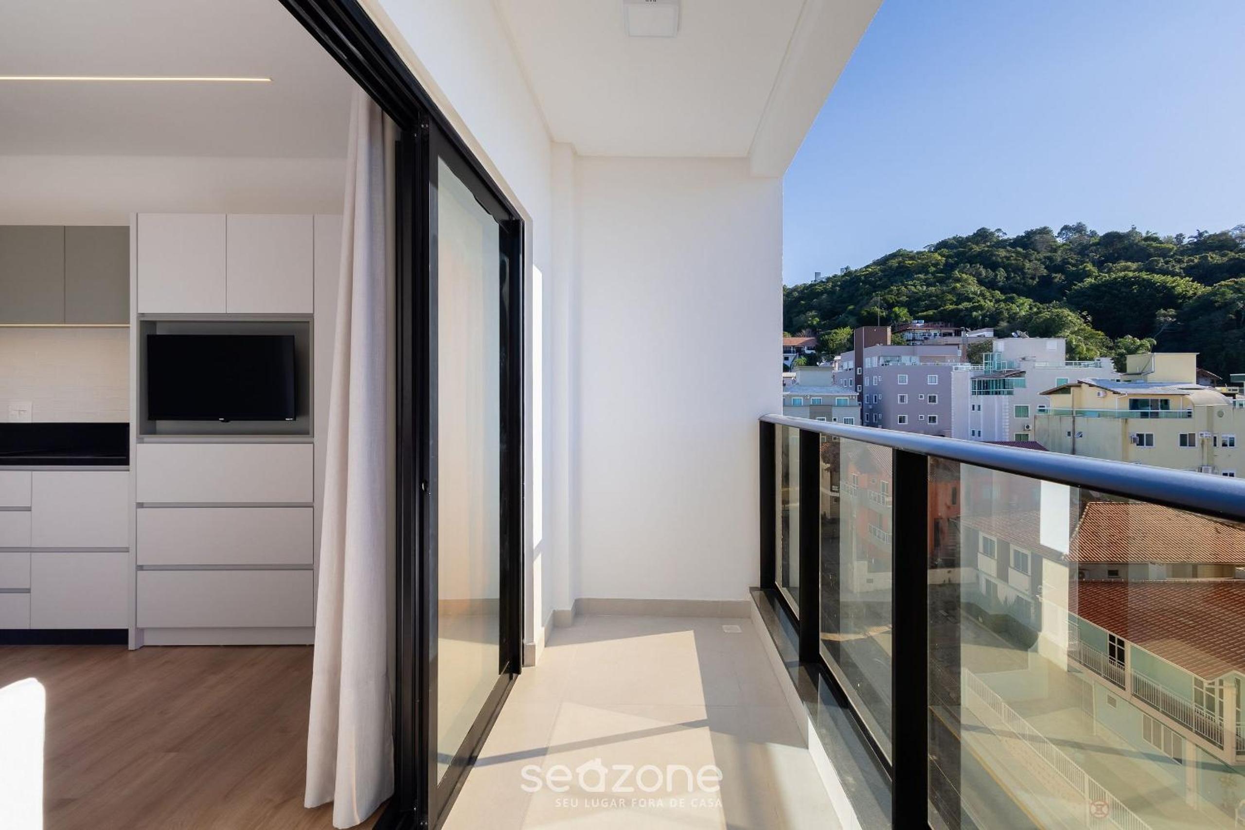 Apartments in a building with a pool 180m from the Beach in Bombinhas - SFRs