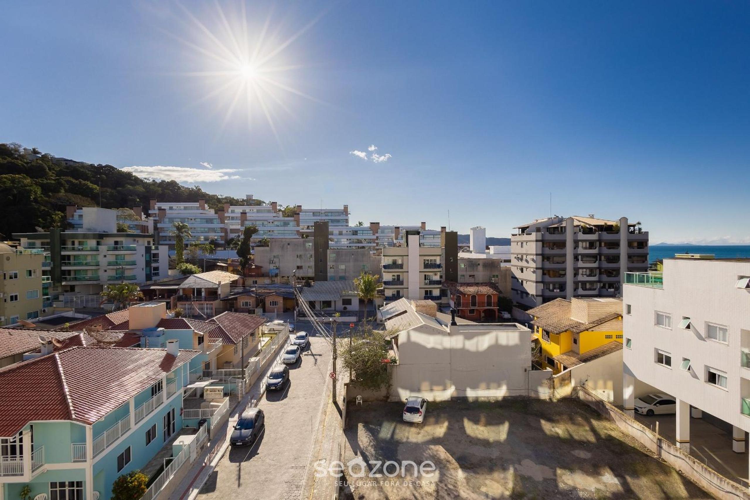 Apartments in a building with a pool 180m from the Beach in Bombinhas - SFRs