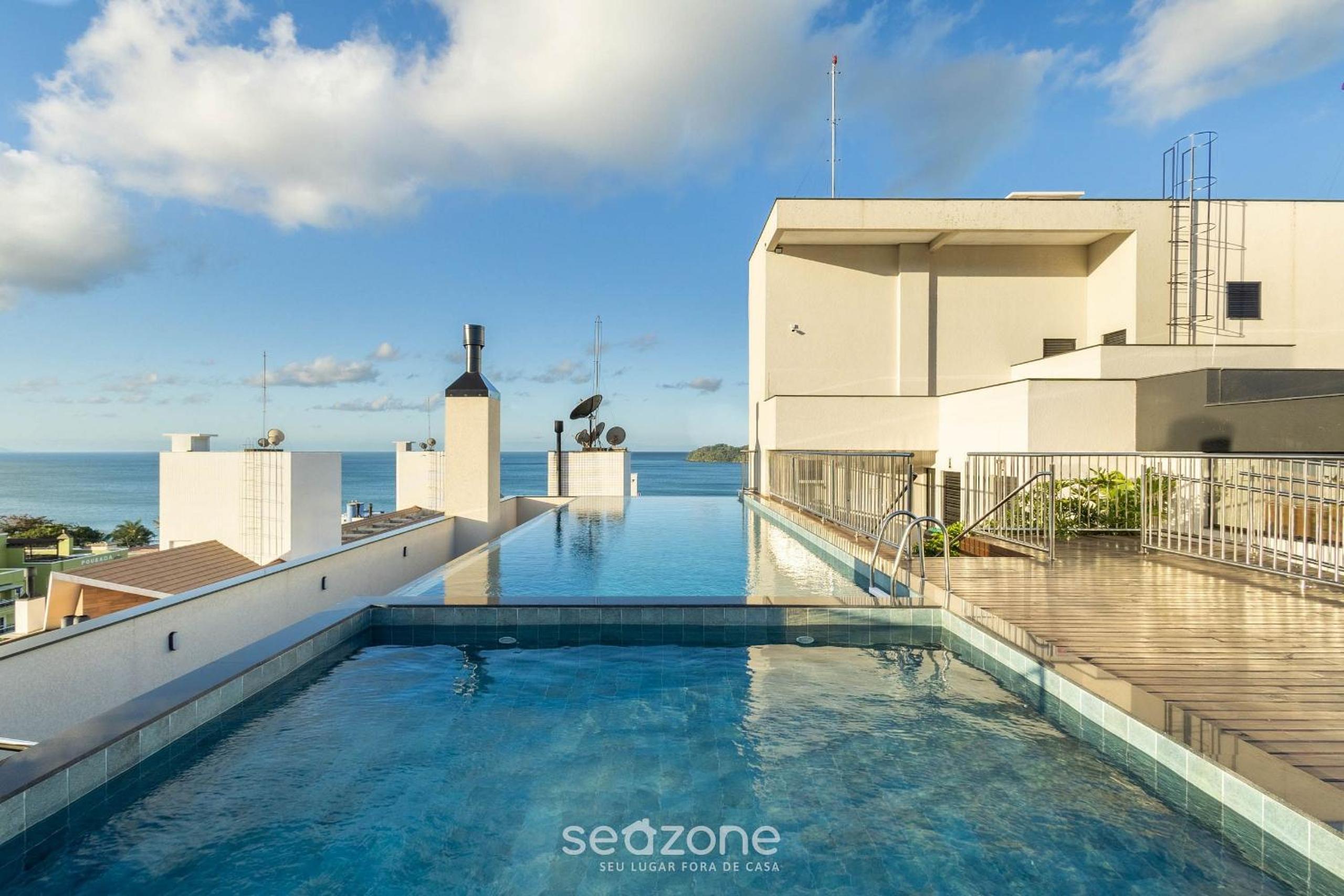 Apartments in a building with a pool 180m from the Beach in Bombinhas - SFRs