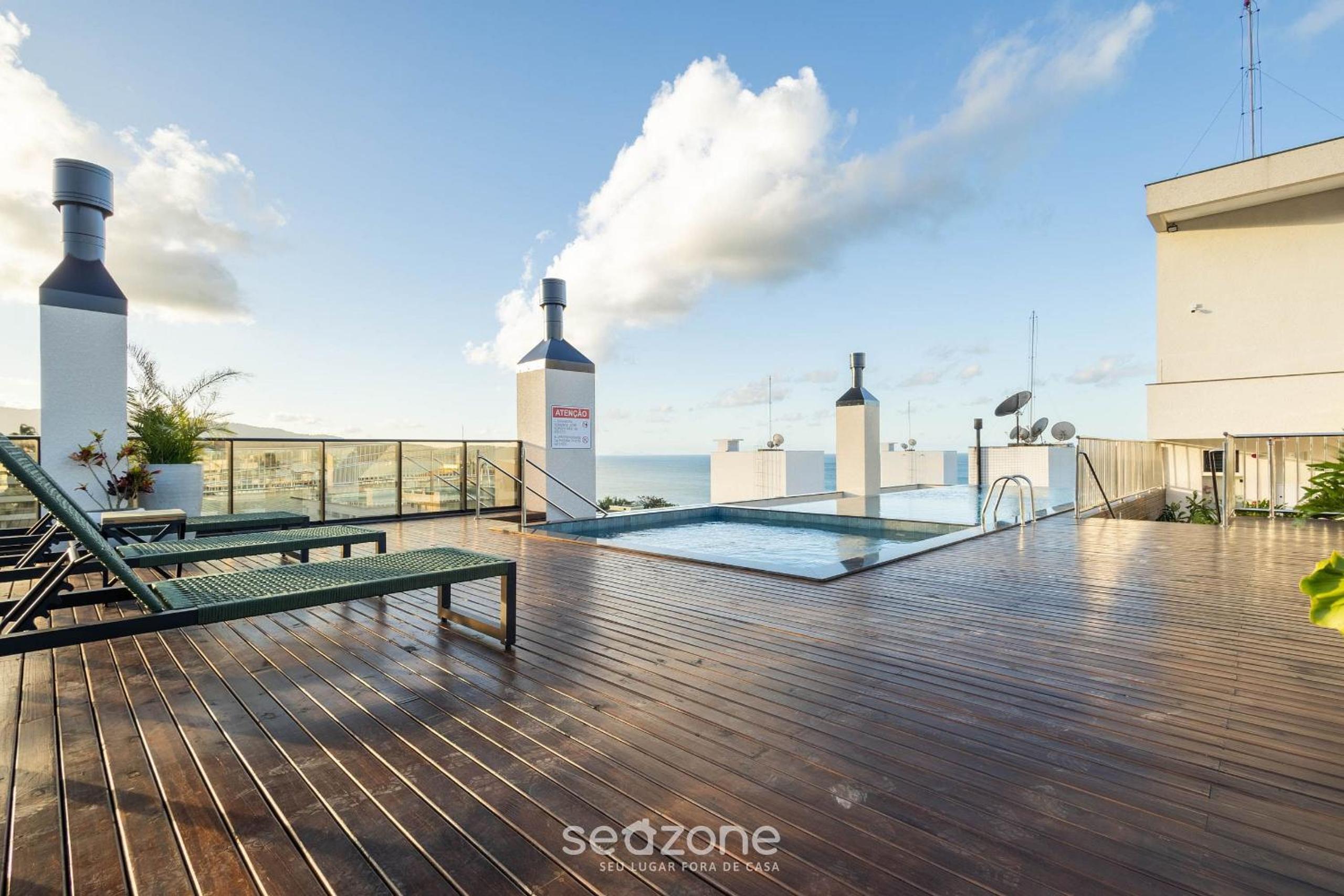 Apartments in a building with a pool 180m from the Beach in Bombinhas - SFRs