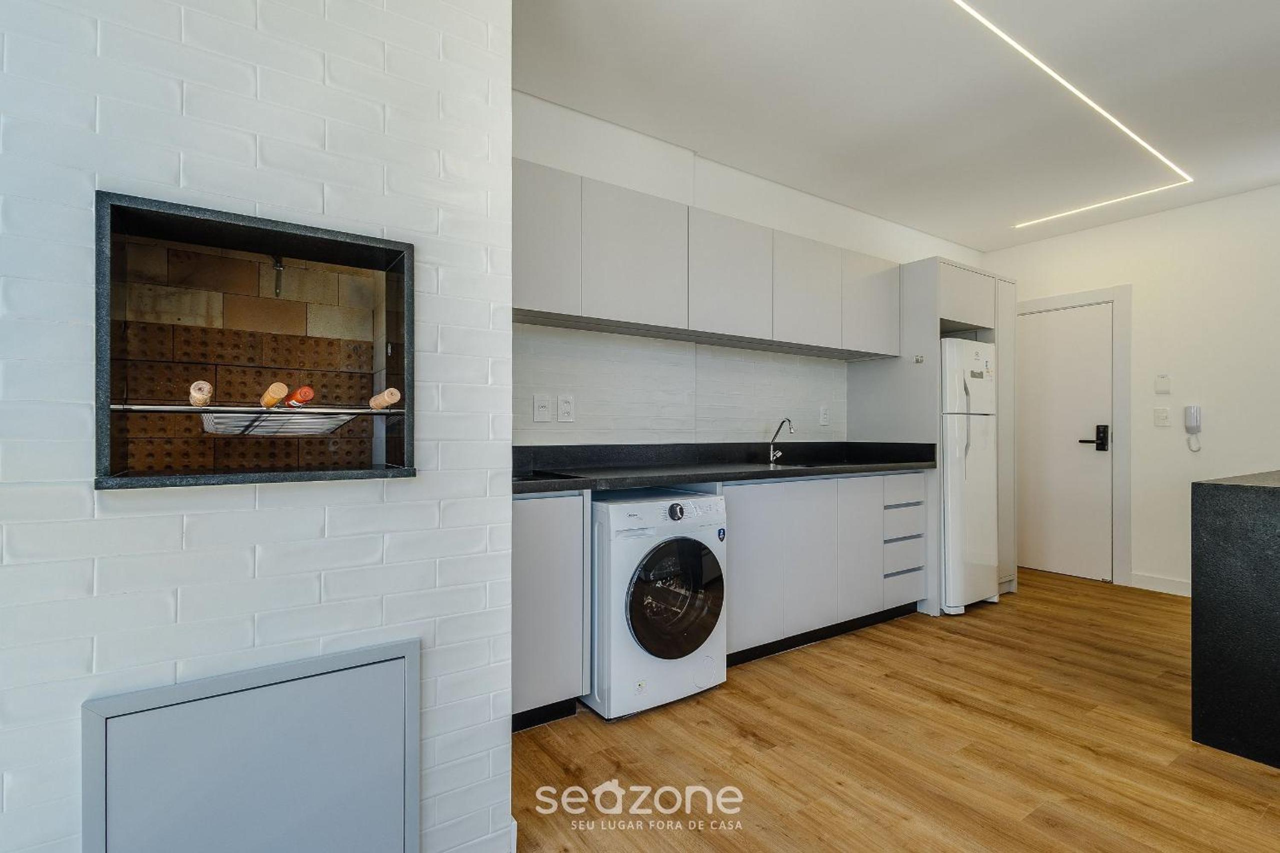 Apartments in a building with a pool 180m from the Beach in Bombinhas - SFRs