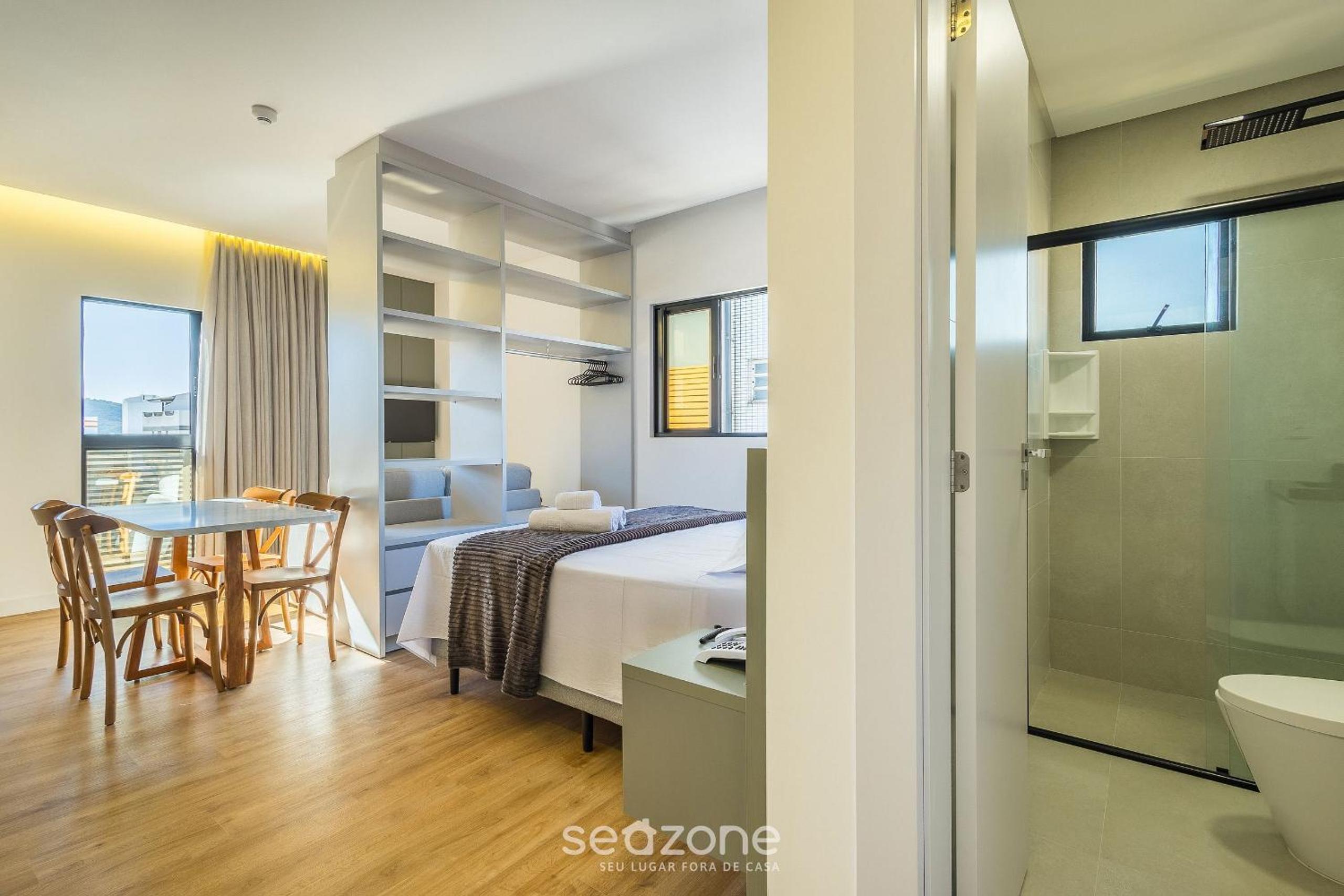 Apartments in a building with a pool 180m from the Beach in Bombinhas - SFRs