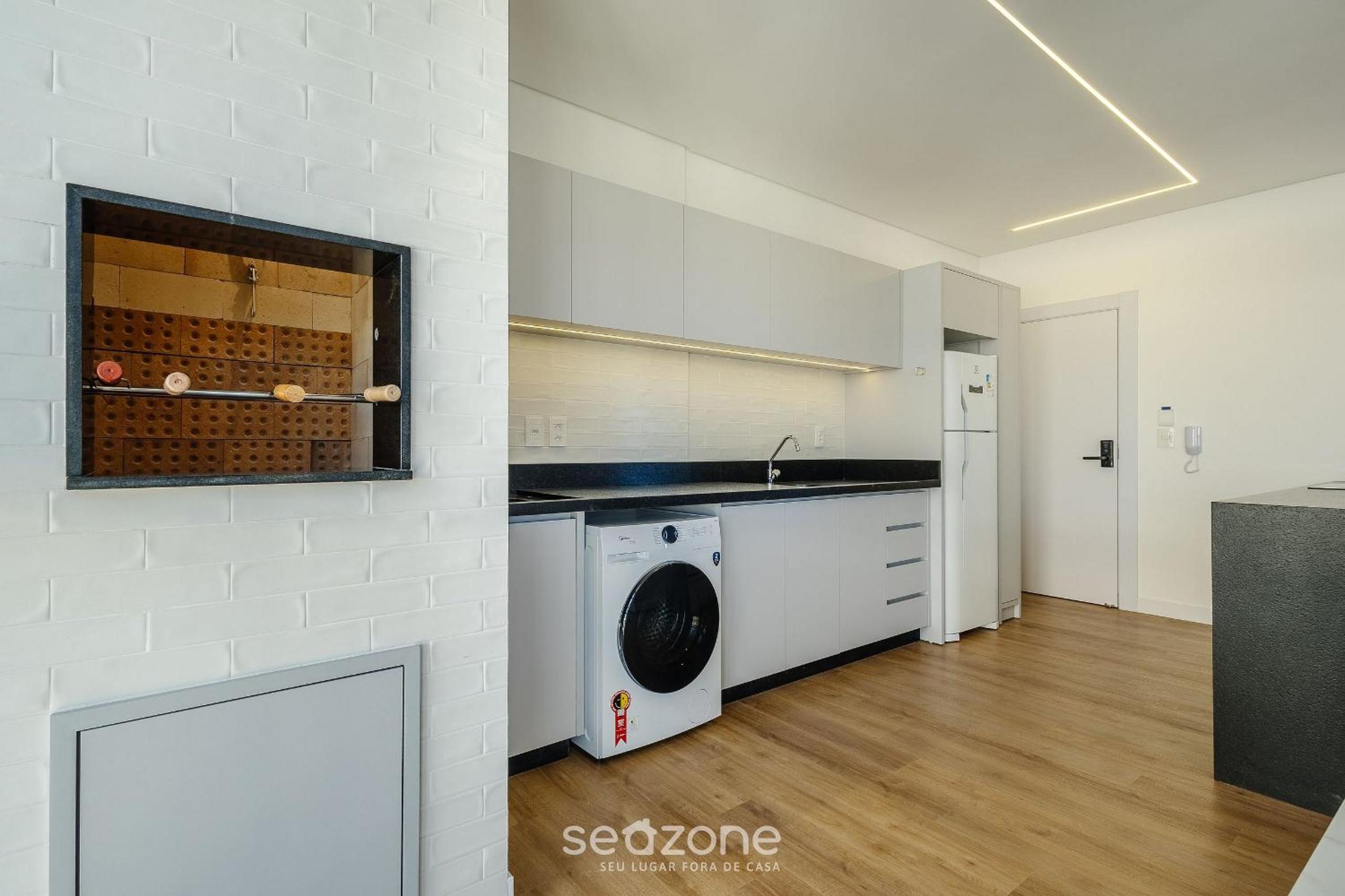 Apartments in a building with a pool 180m from the Beach in Bombinhas - SFRs