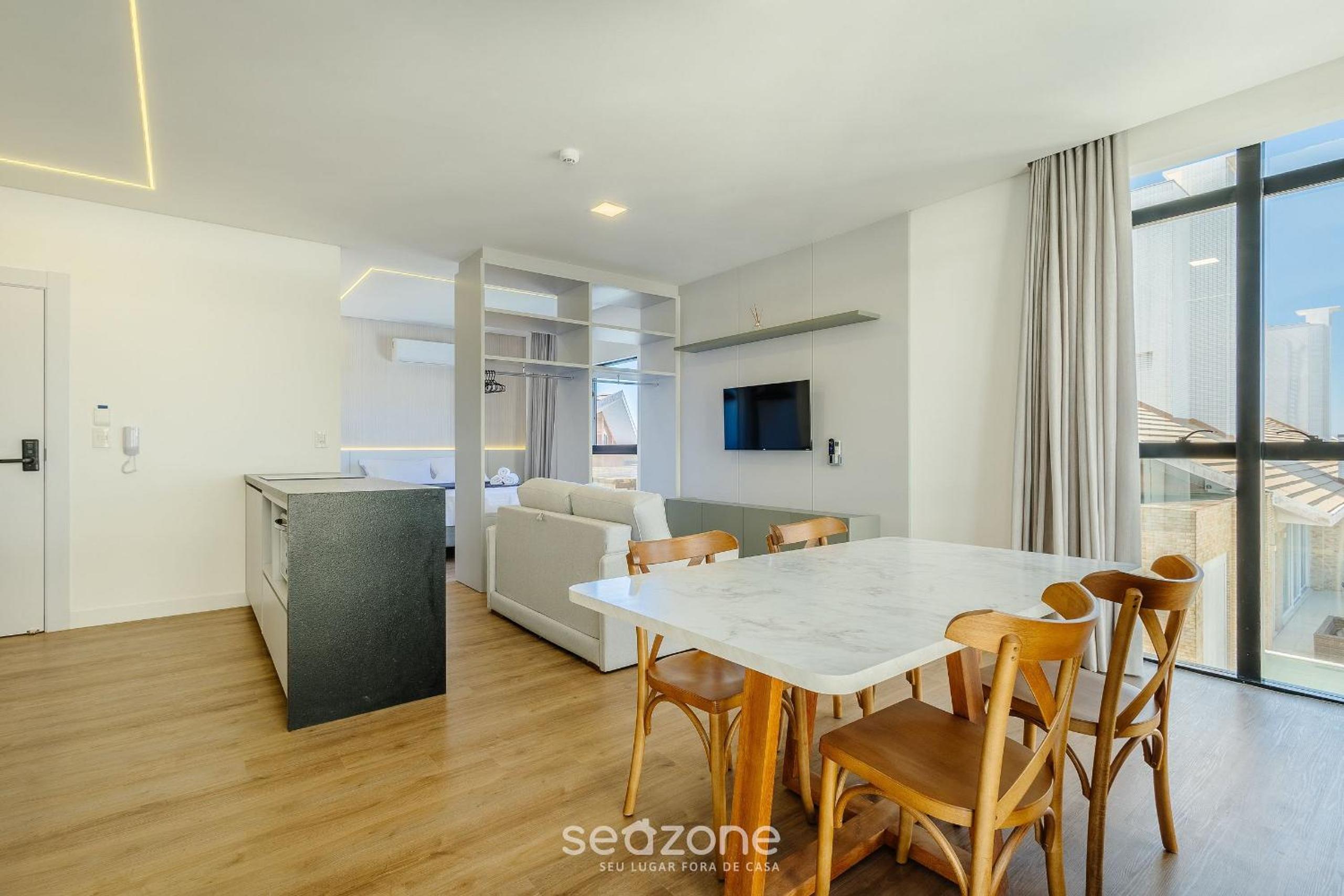 Apartments in a building with a pool 180m from the Beach in Bombinhas - SFRs