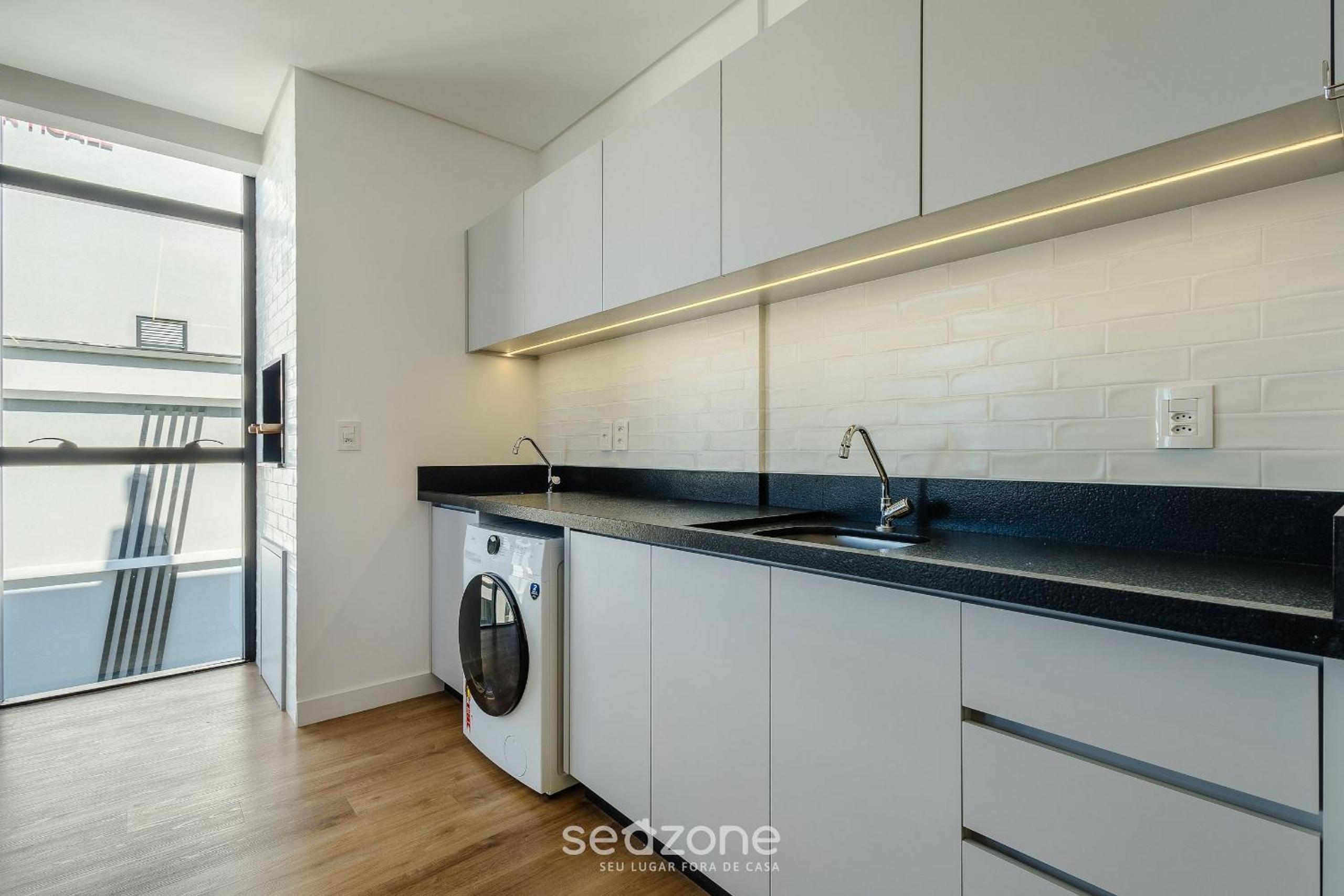 Apartments in a building with a pool 180m from the Beach in Bombinhas - SFRs