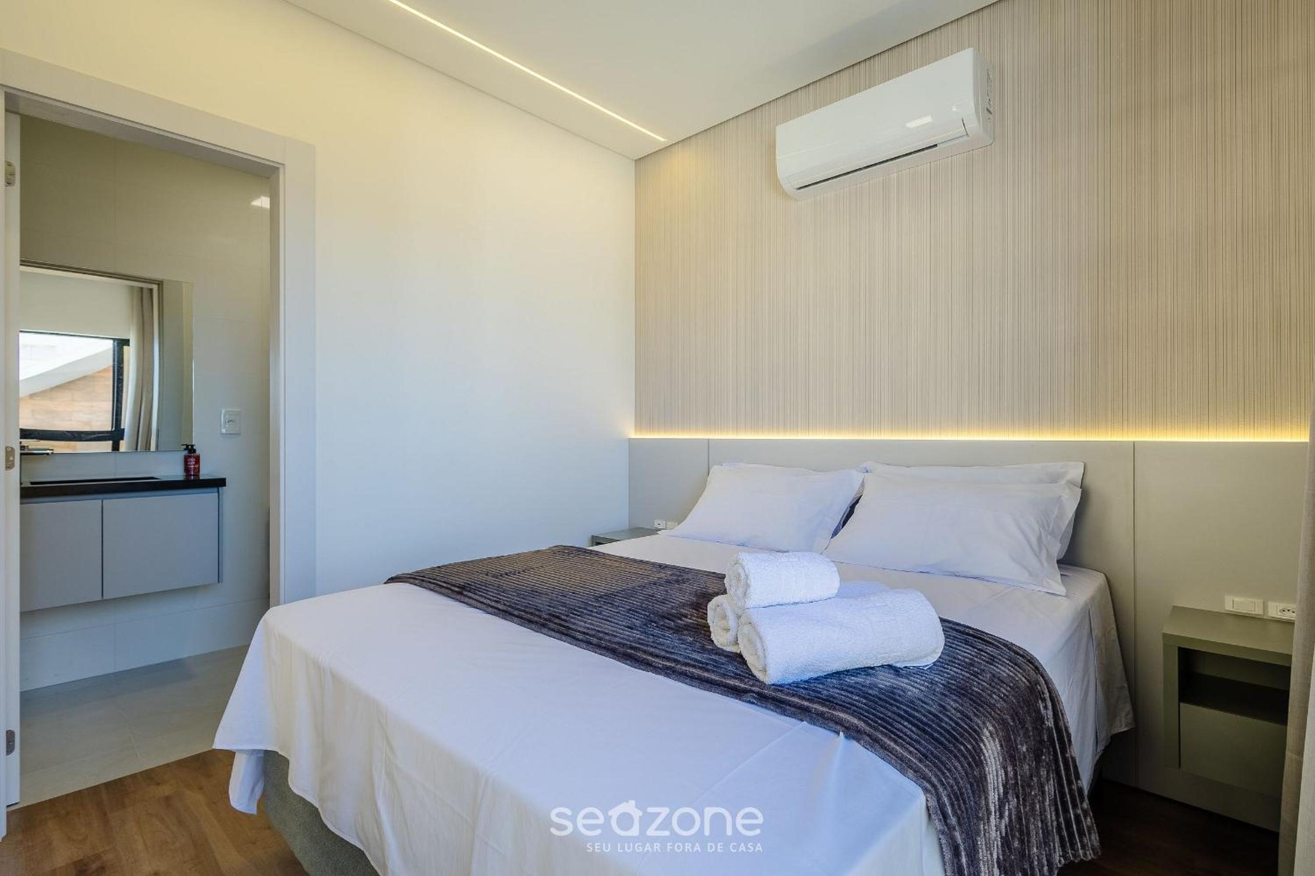 Apartments in a building with a pool 180m from the Beach in Bombinhas - SFRs