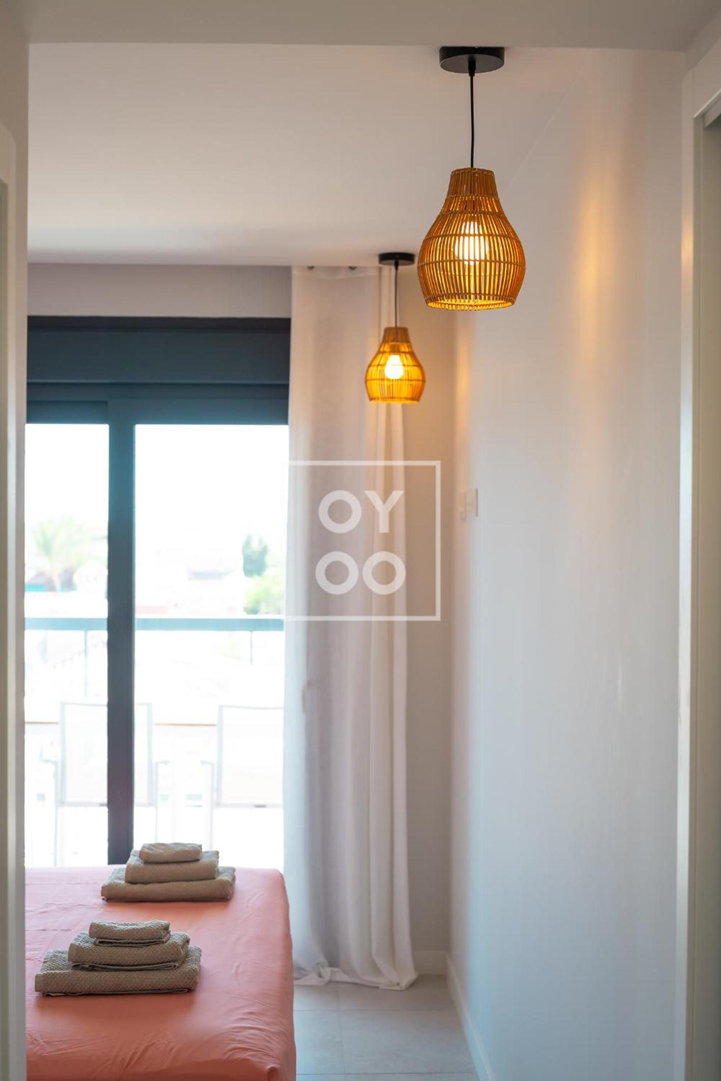 Cobalt Canvas Residence, Luxury Seaview Flat, by OYOOSTAYS