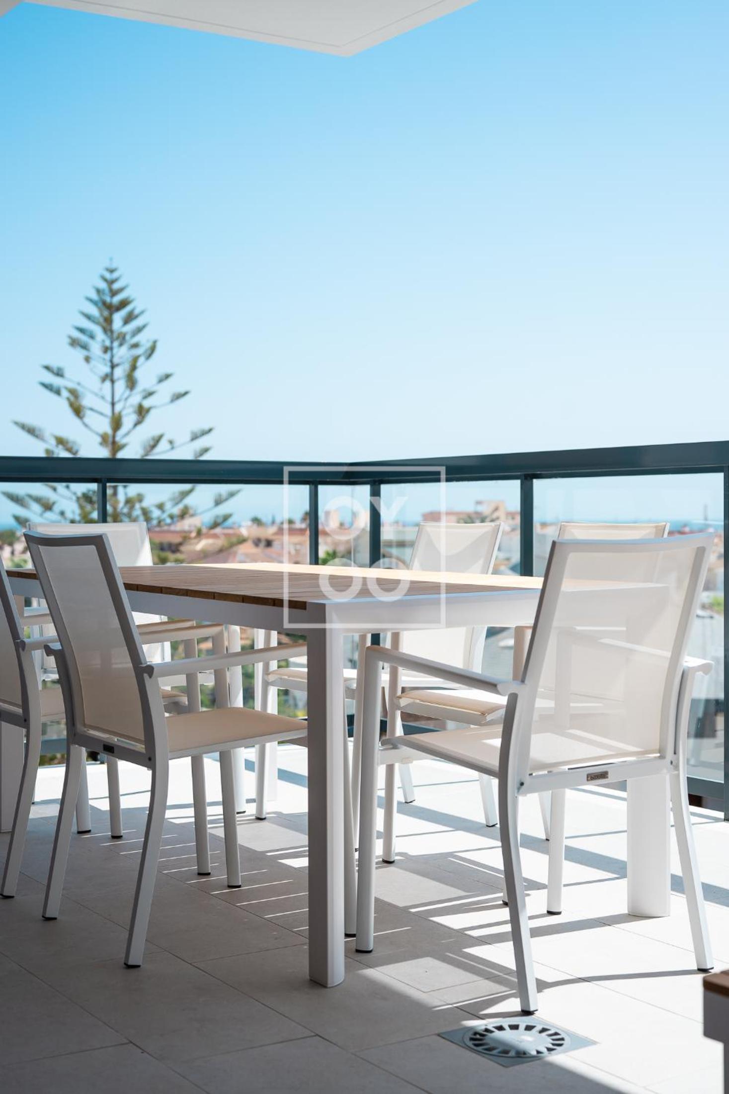 Cobalt Canvas Residence, Luxury Seaview Flat, by OYOOSTAYS