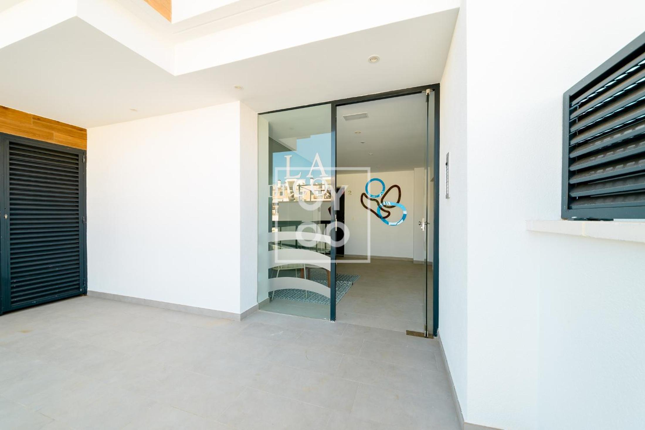 Cobalt Canvas Residence, Luxury Seaview Flat, by OYOOSTAYS