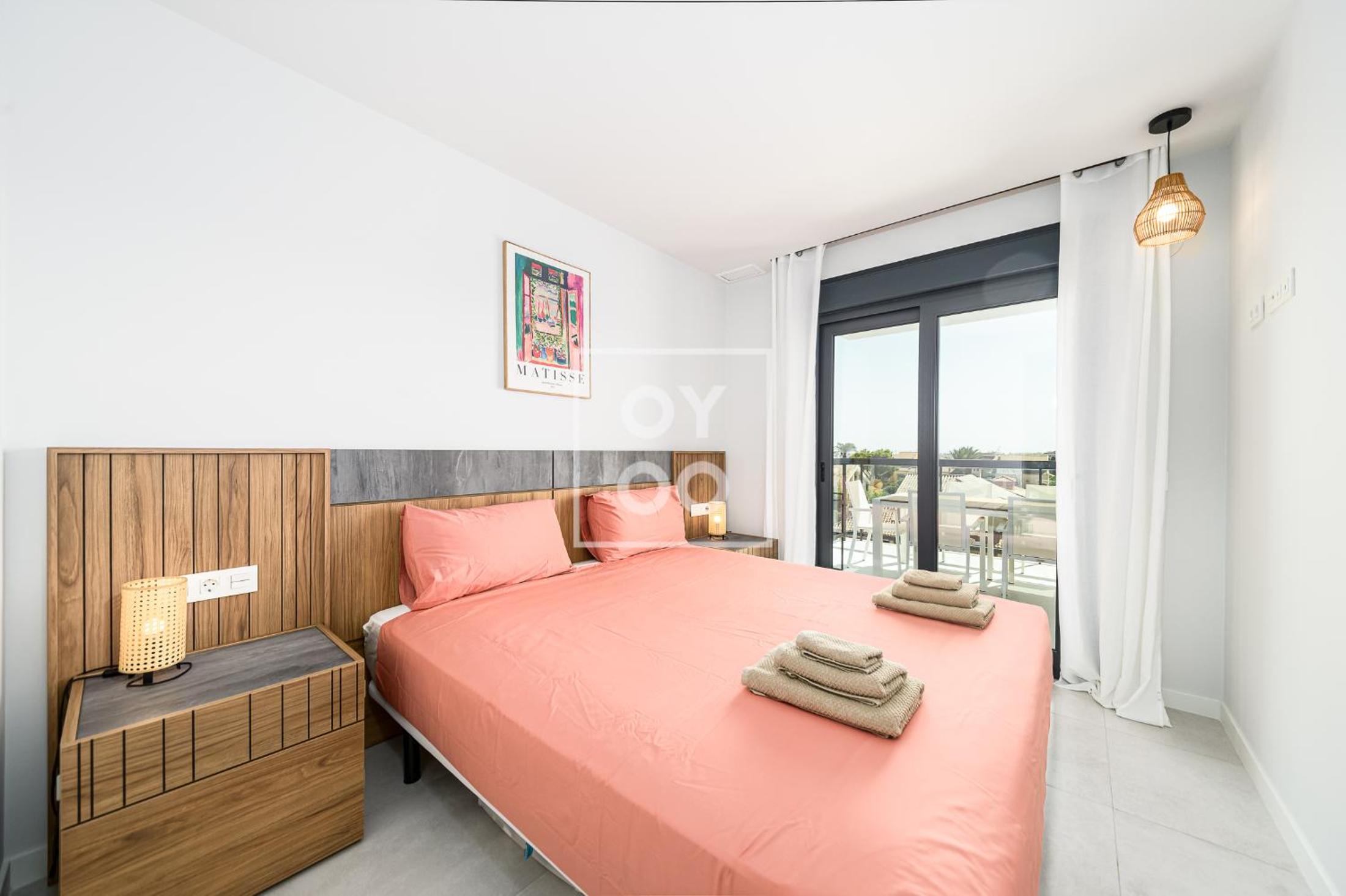 Cobalt Canvas Residence, Luxury Seaview Flat, by OYOOSTAYS