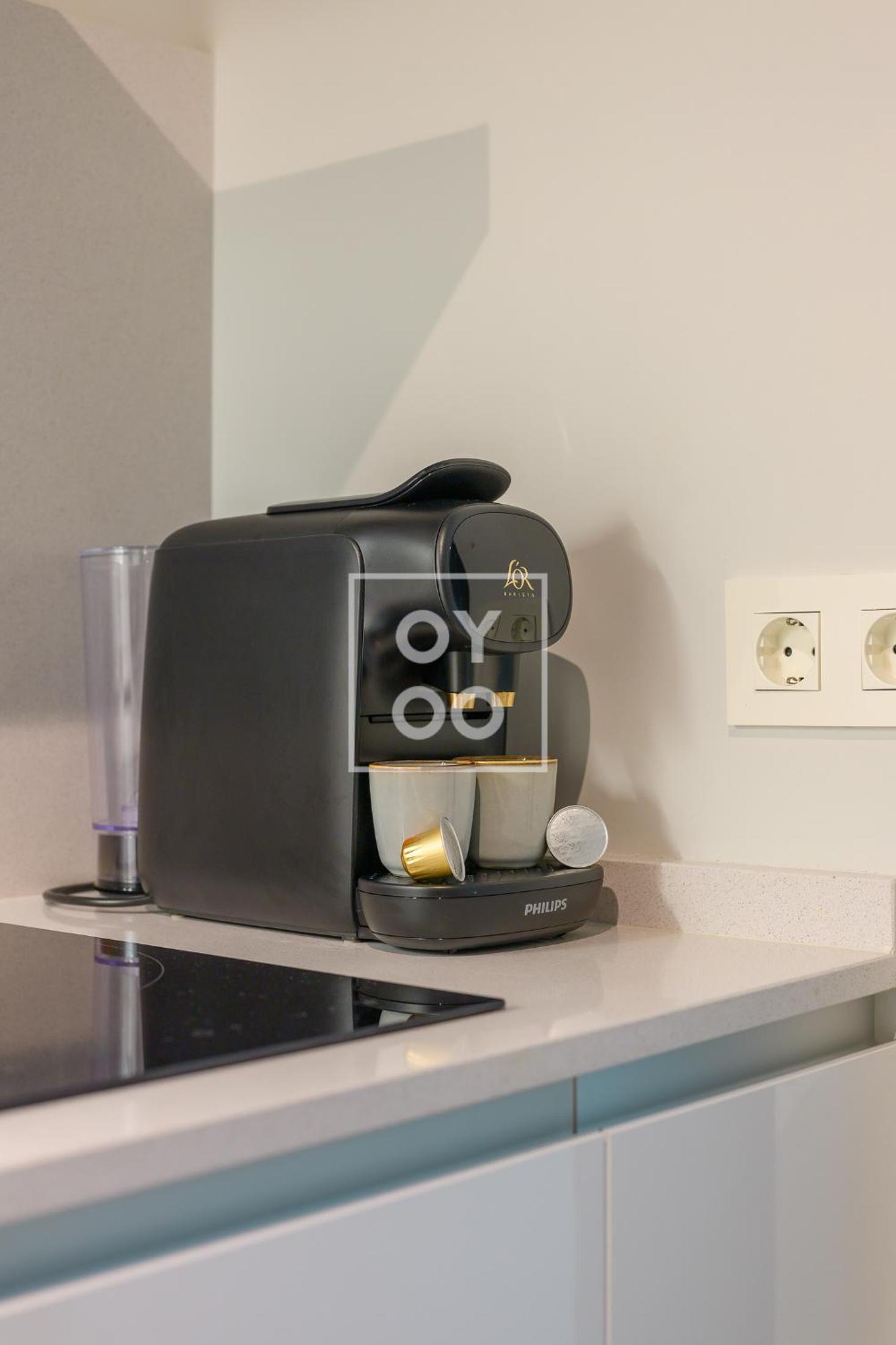 Cobalt Canvas Residence, Luxury Seaview Flat, by OYOOSTAYS
