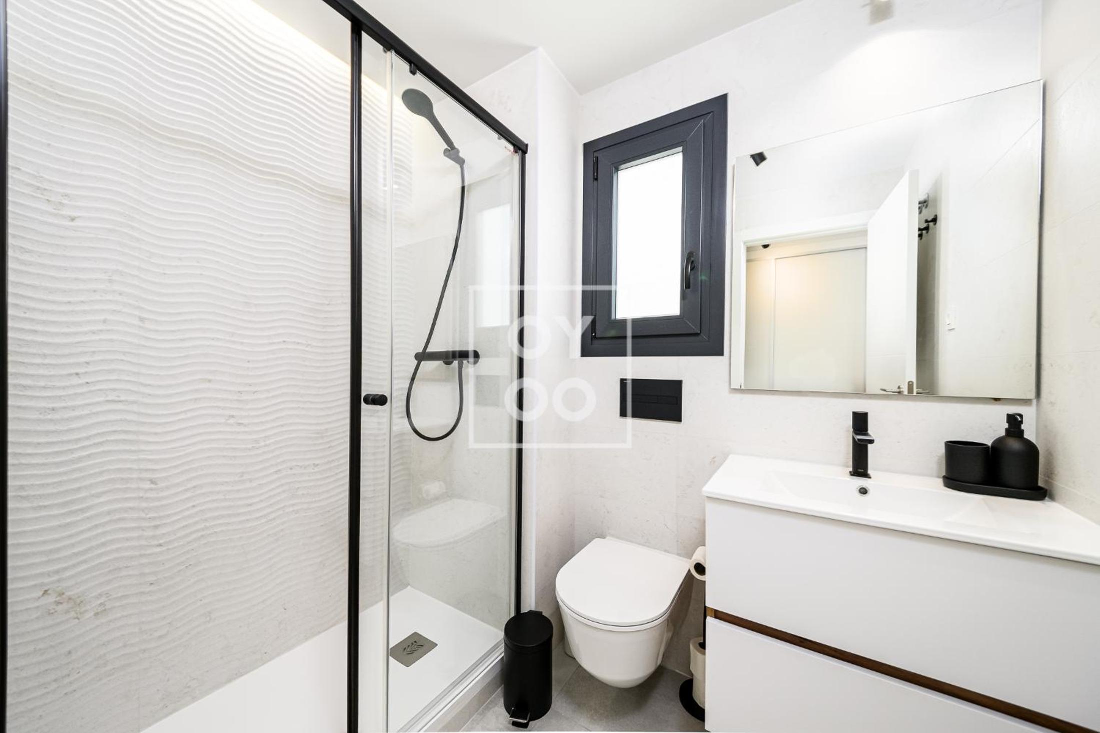 Cobalt Canvas Residence, Luxury Seaview Flat, by OYOOSTAYS