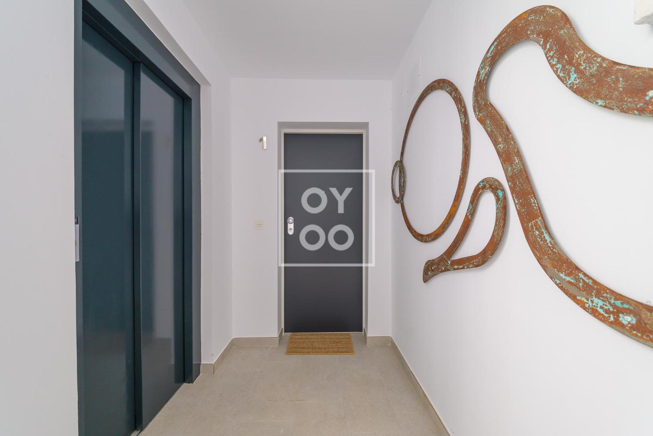 Cobalt Canvas Residence, Luxury Seaview Flat, by OYOOSTAYS