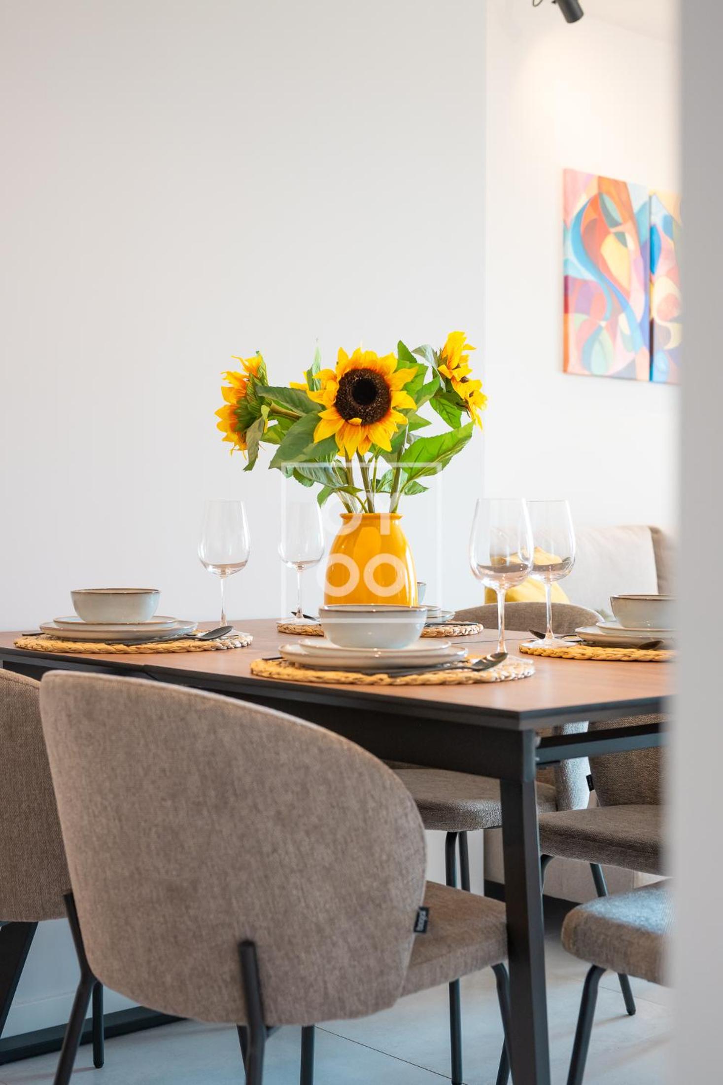 Cobalt Canvas Residence, Luxury Seaview Flat, by OYOOSTAYS