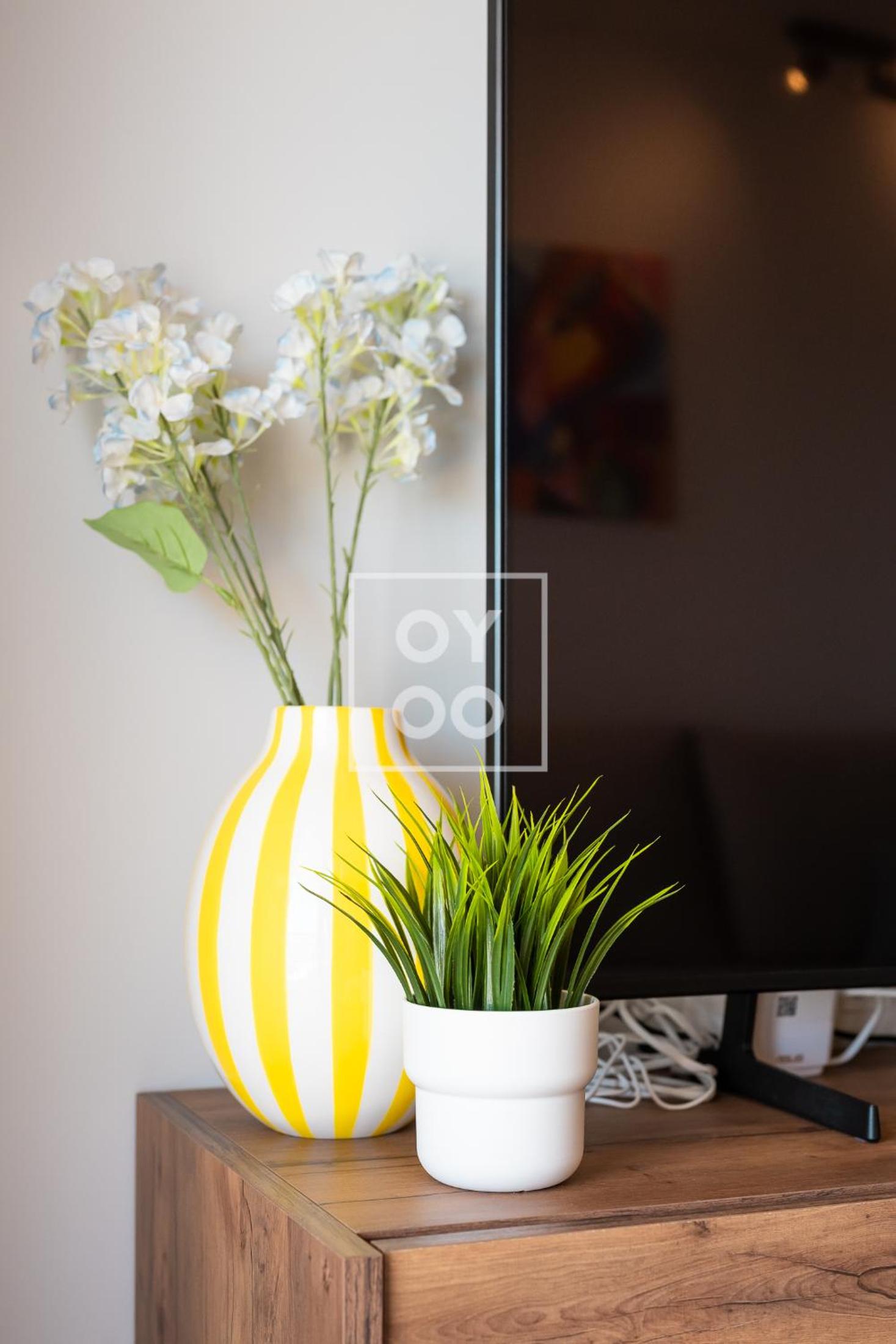 Cobalt Canvas Residence, Luxury Seaview Flat, by OYOOSTAYS