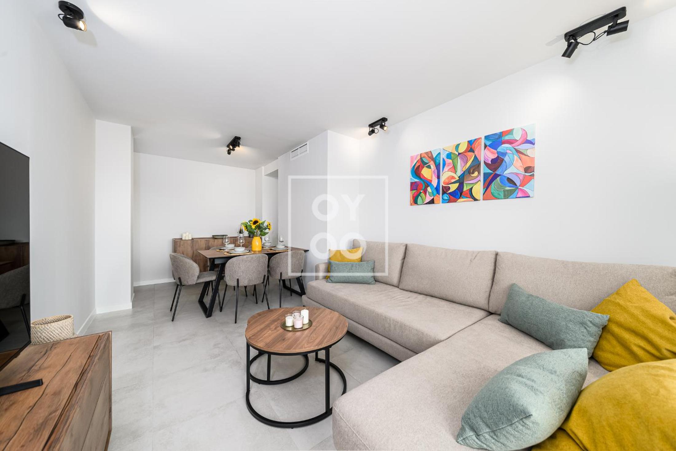 Cobalt Canvas Residence, Luxury Seaview Flat, by OYOOSTAYS