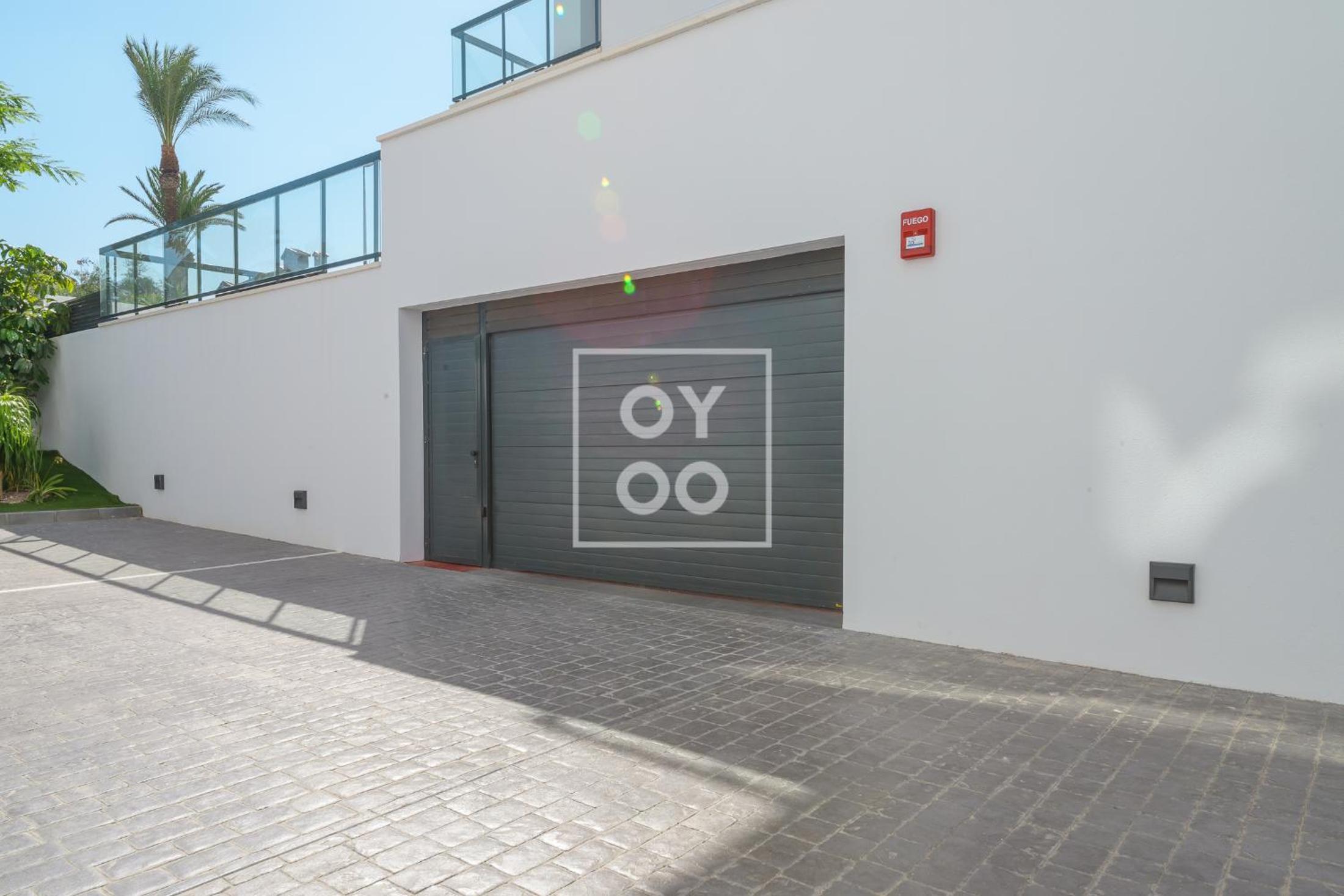 Cobalt Canvas Residence, Luxury Seaview Flat, by OYOOSTAYS