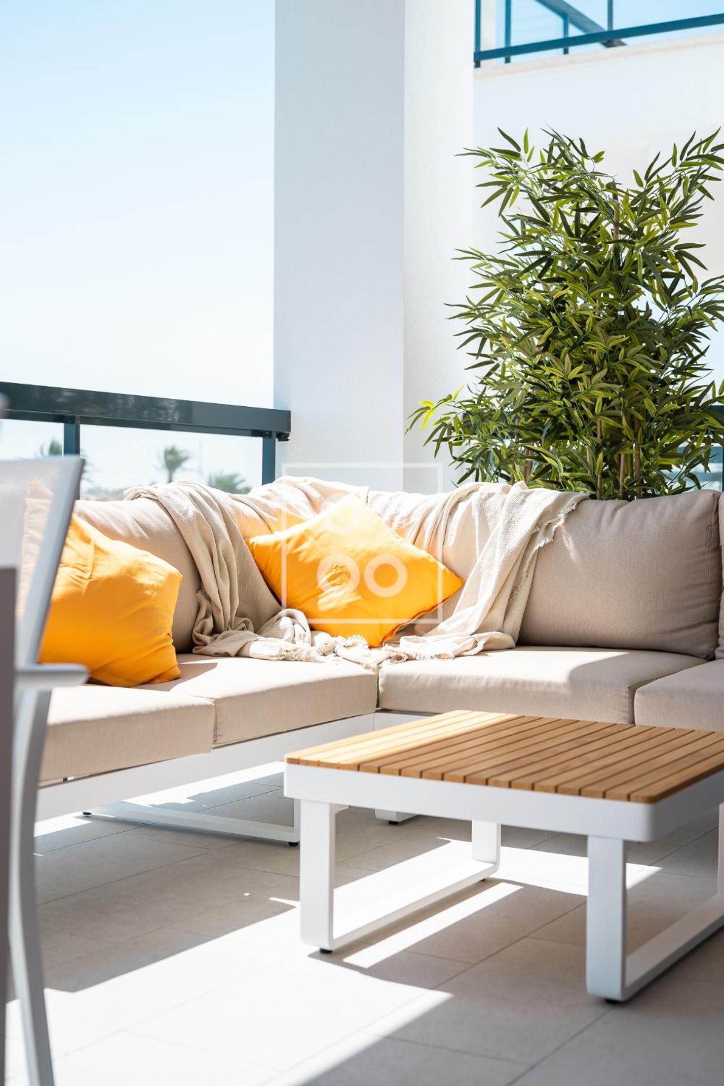 Cobalt Canvas Residence, Luxury Seaview Flat, by OYOOSTAYS
