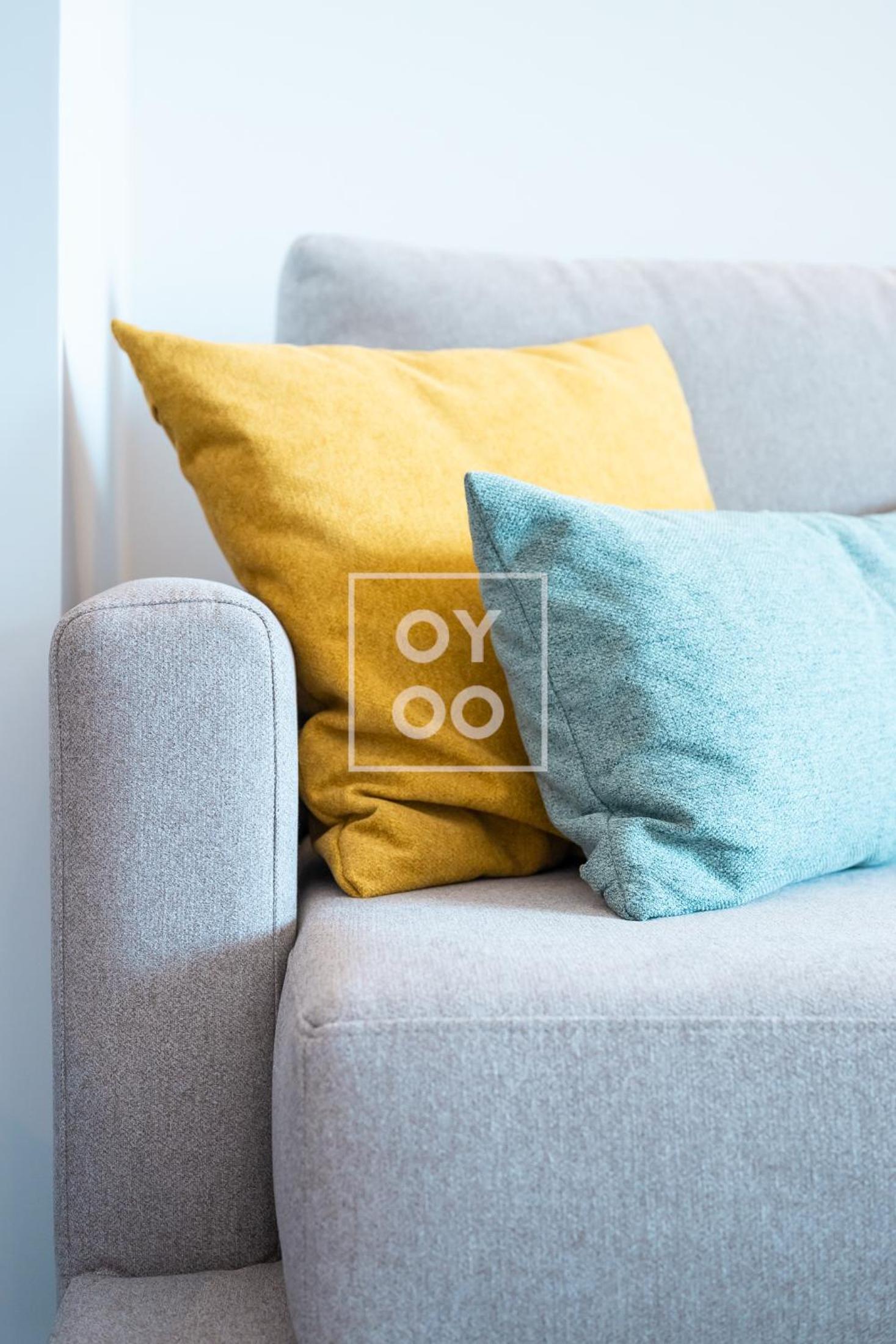 Cobalt Canvas Residence, Luxury Seaview Flat, by OYOOSTAYS