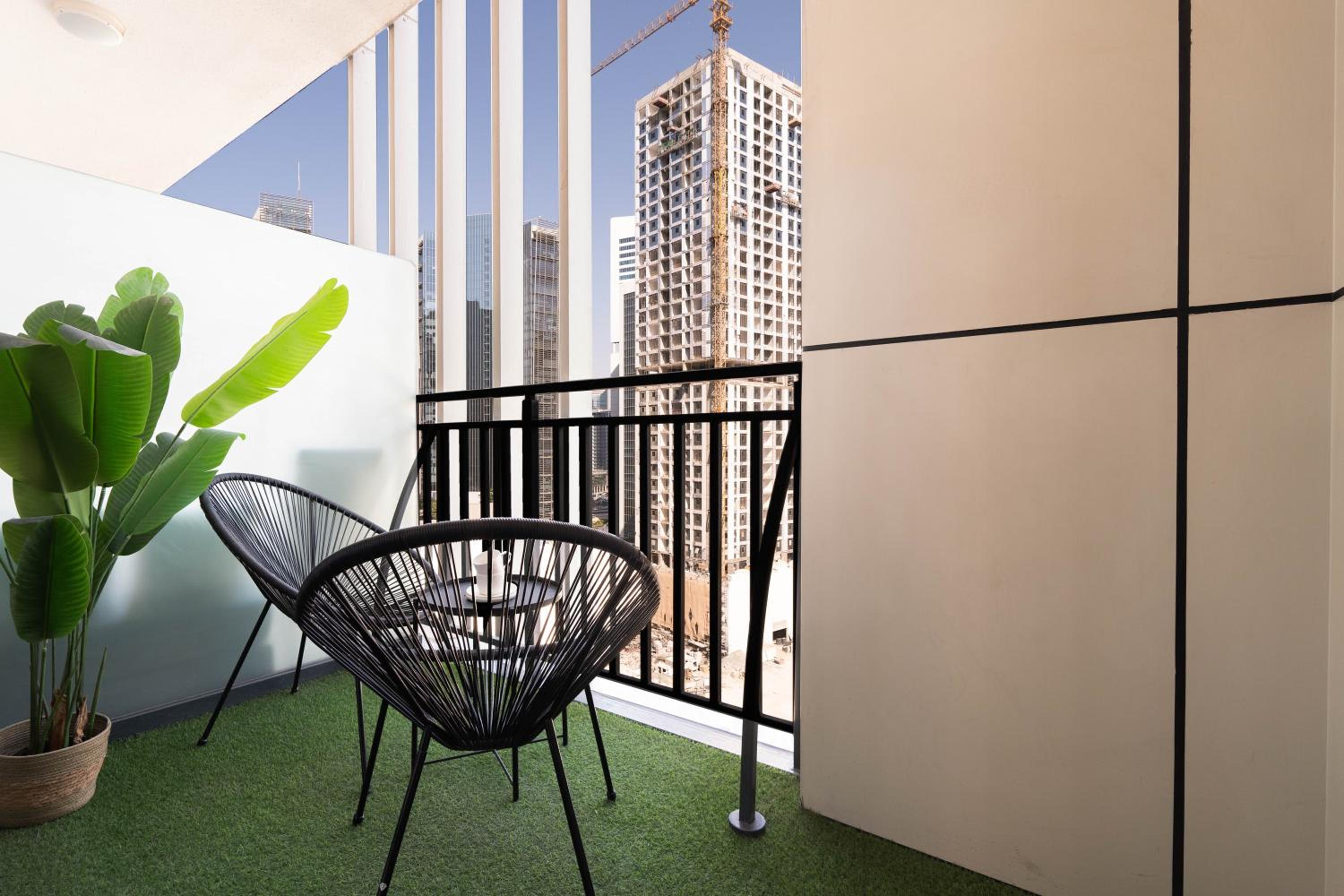Stylish 1-Bedroom with Lake View in Business Bay