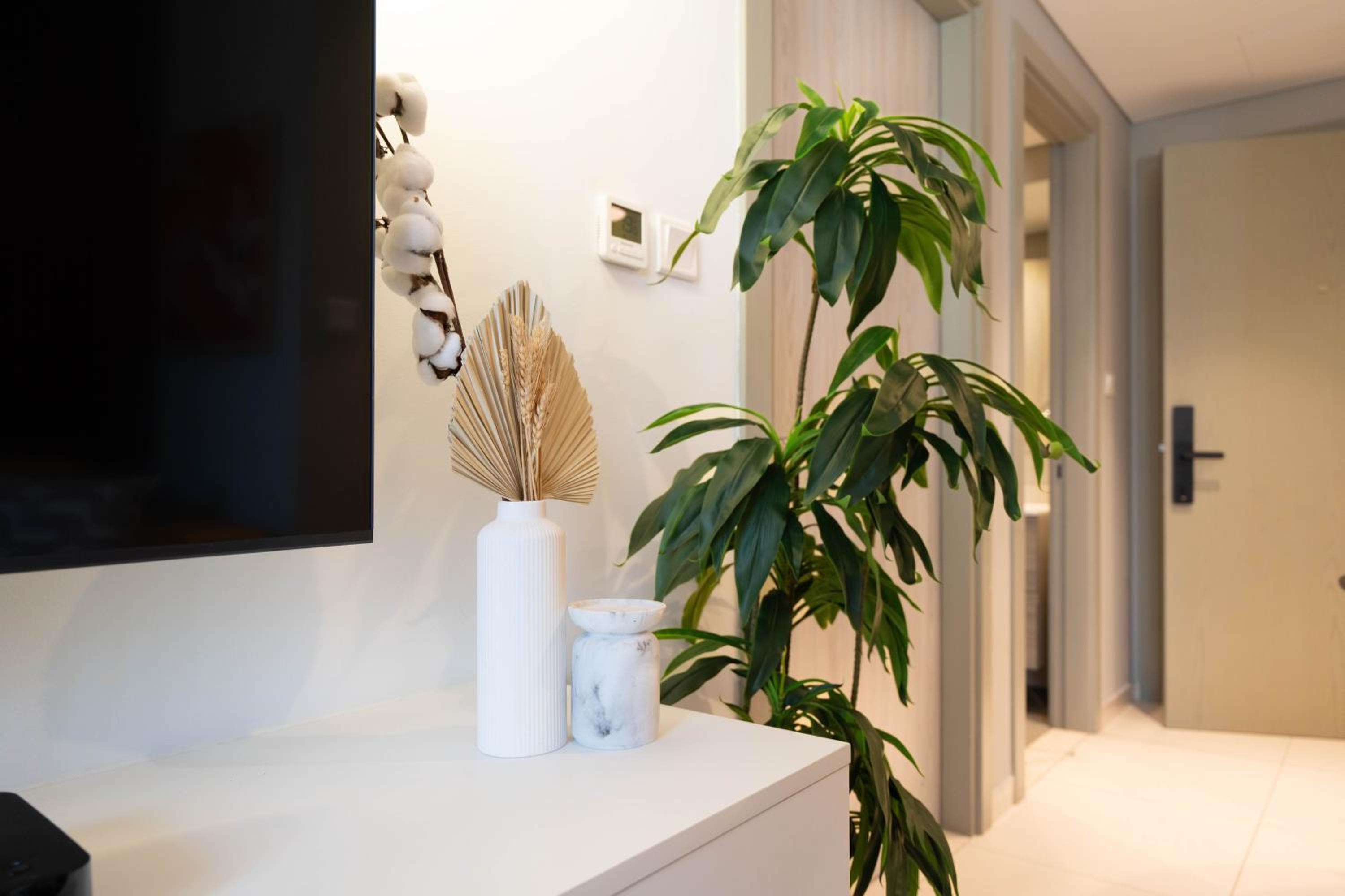 Stylish 1-Bedroom with Lake View in Business Bay