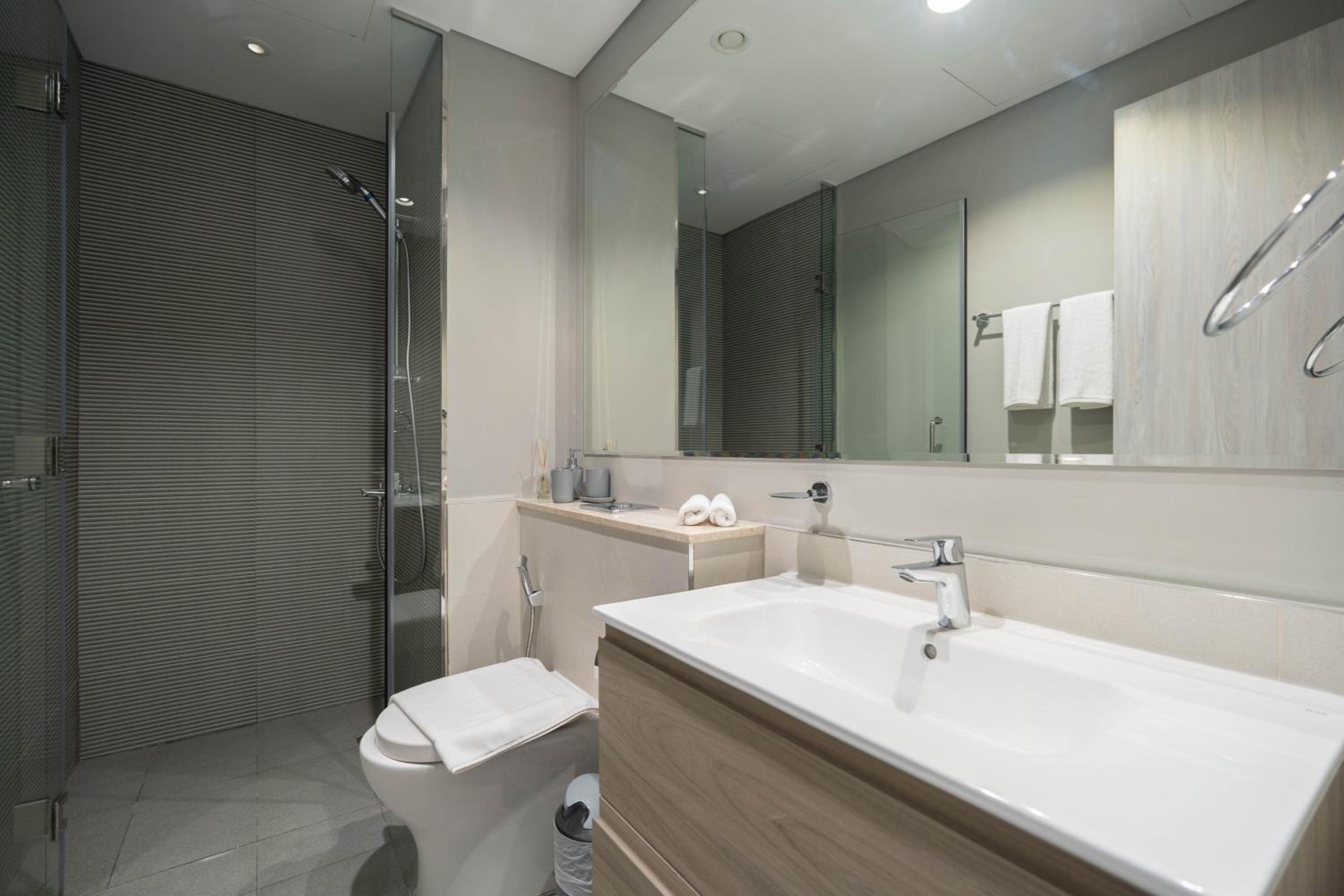 Stylish 1-Bedroom with Lake View in Business Bay