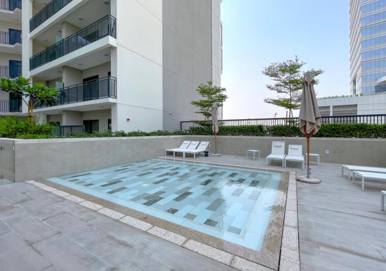 Stylish 1-Bedroom with Lake View in Business Bay