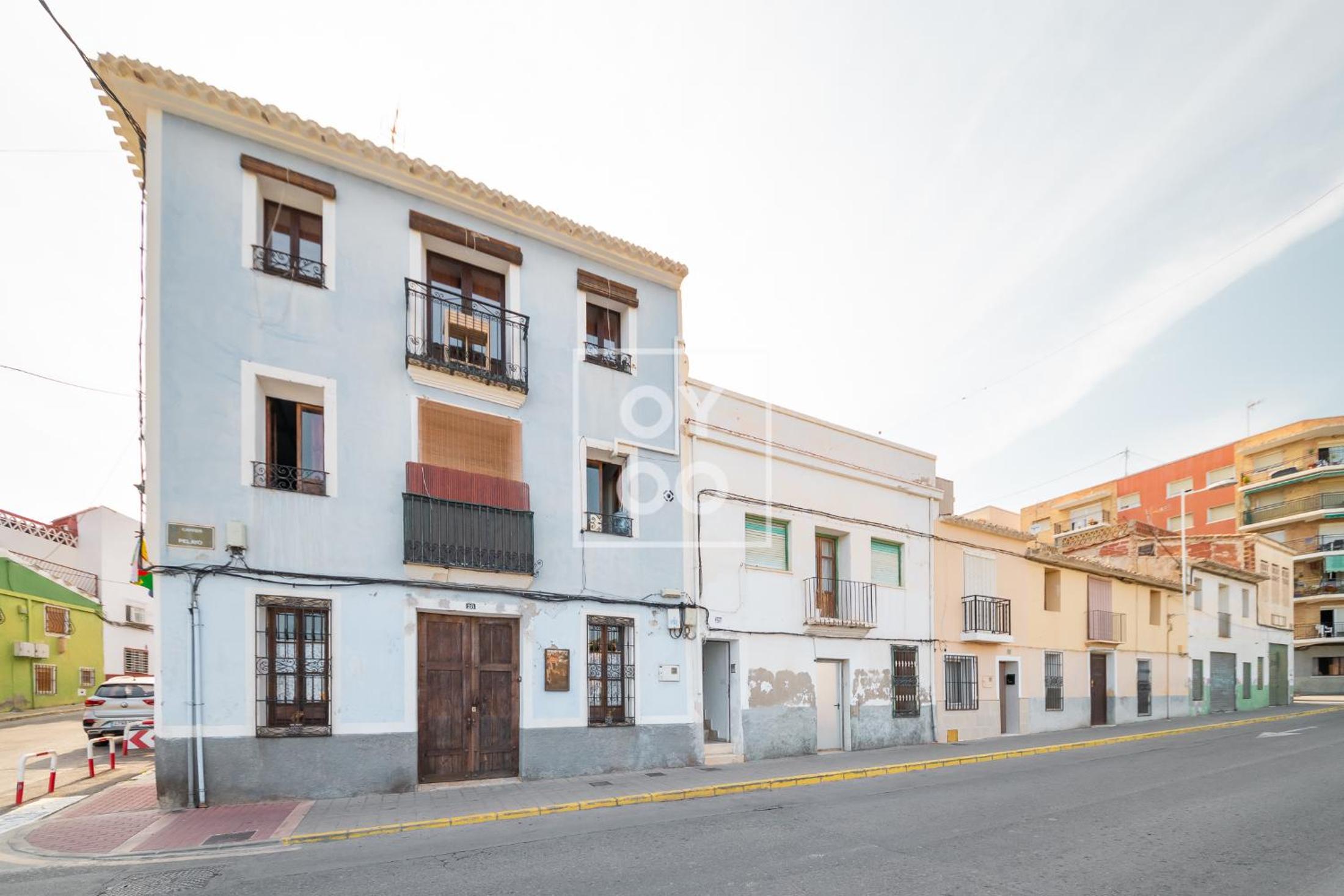 Luz del Faro, apartment in historic townhouse with sea view - by OYOOSTAYS