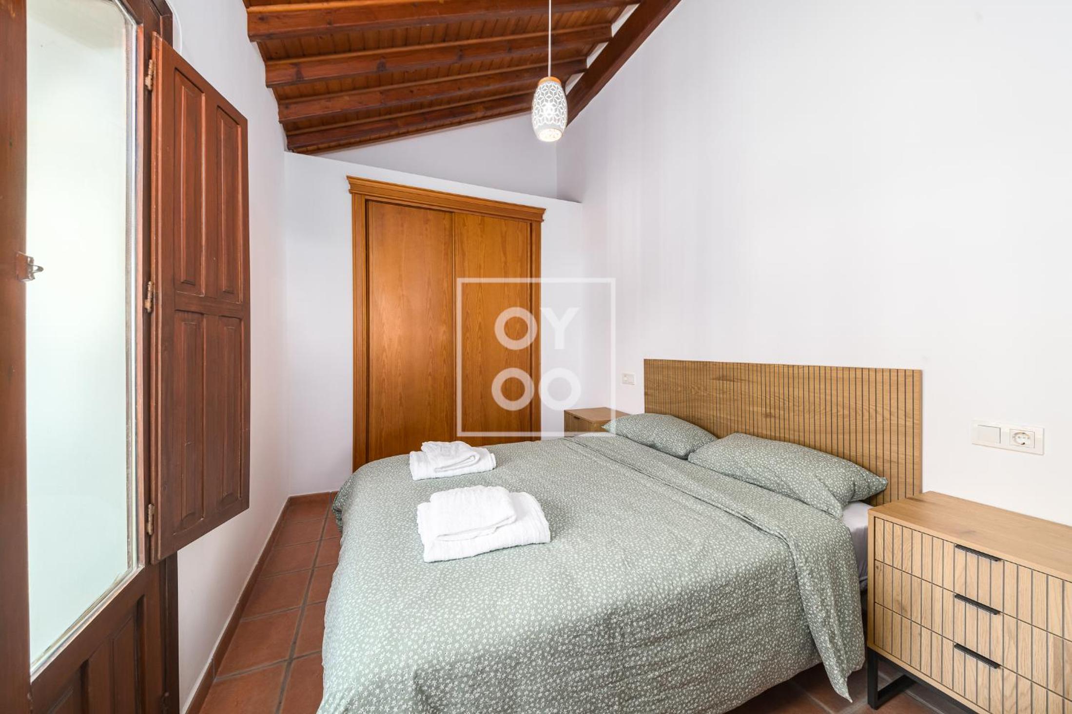 Luz del Faro, apartment in historic townhouse with sea view - by OYOOSTAYS