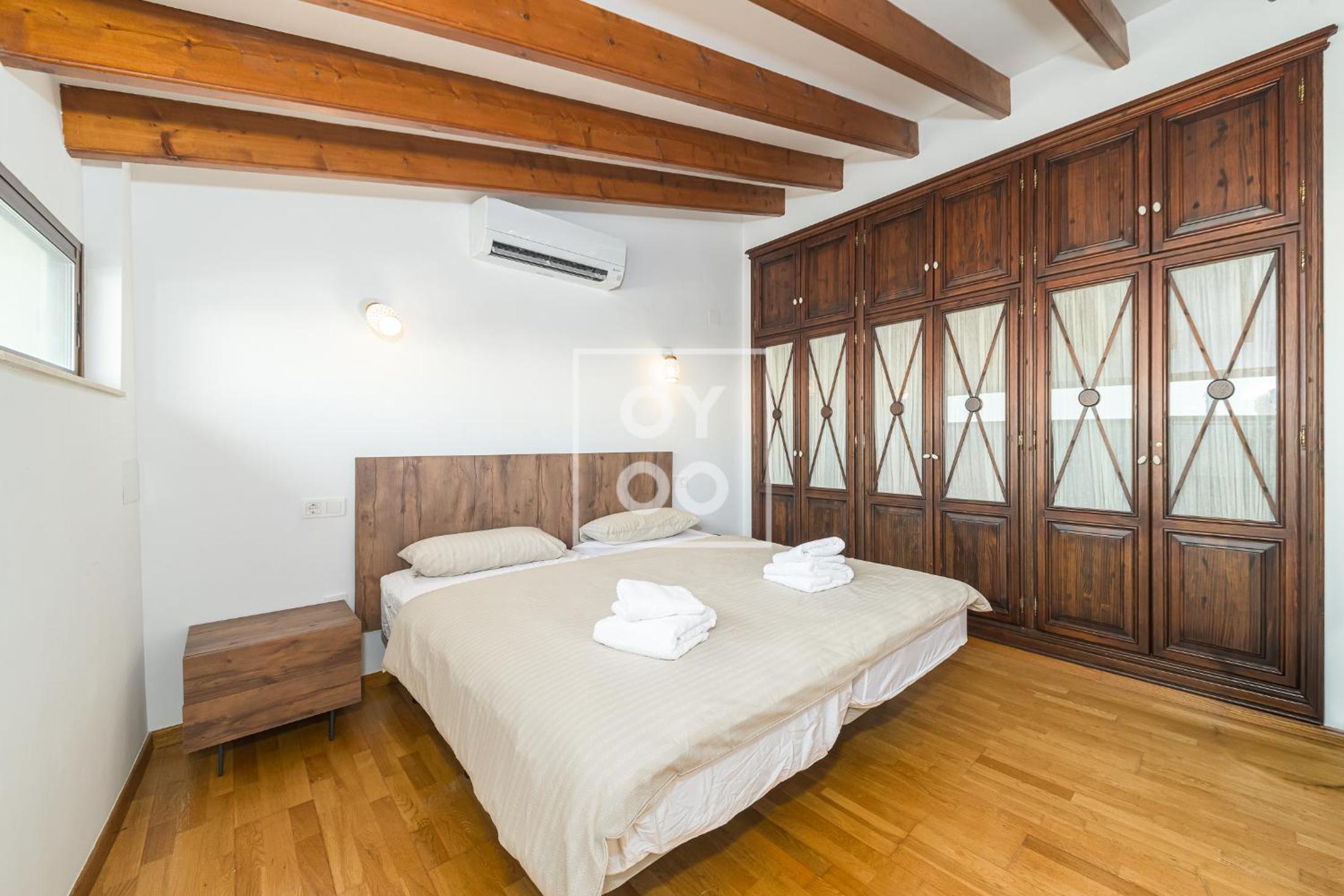 Luz del Faro, apartment in historic townhouse with sea view - by OYOOSTAYS