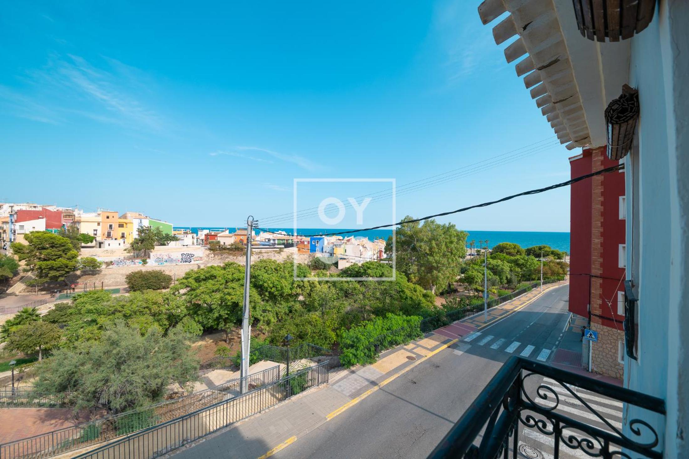 Luz del Faro, apartment in historic townhouse with sea view - by OYOOSTAYS