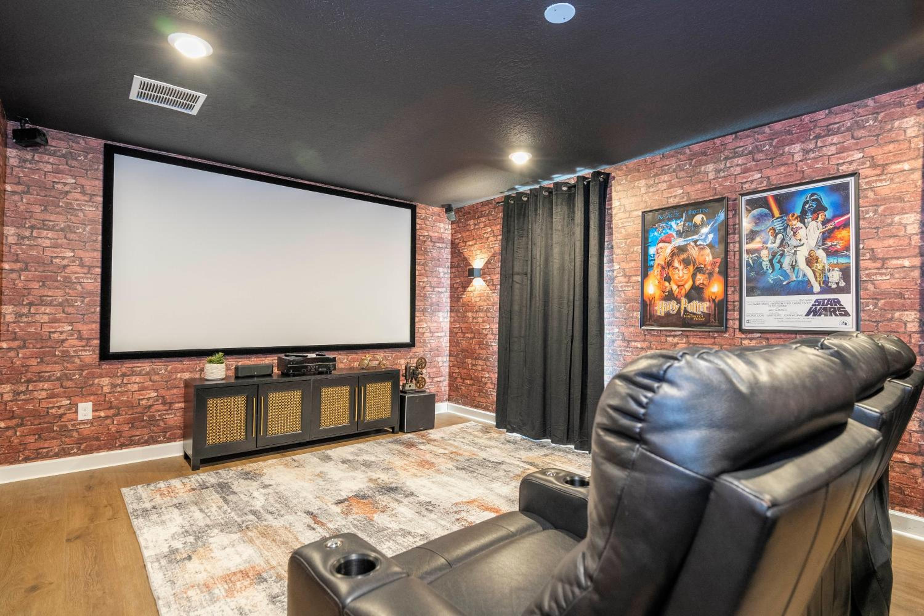 Spacious 8 bedroom home in Davenport with a private pool perfect for large groups.