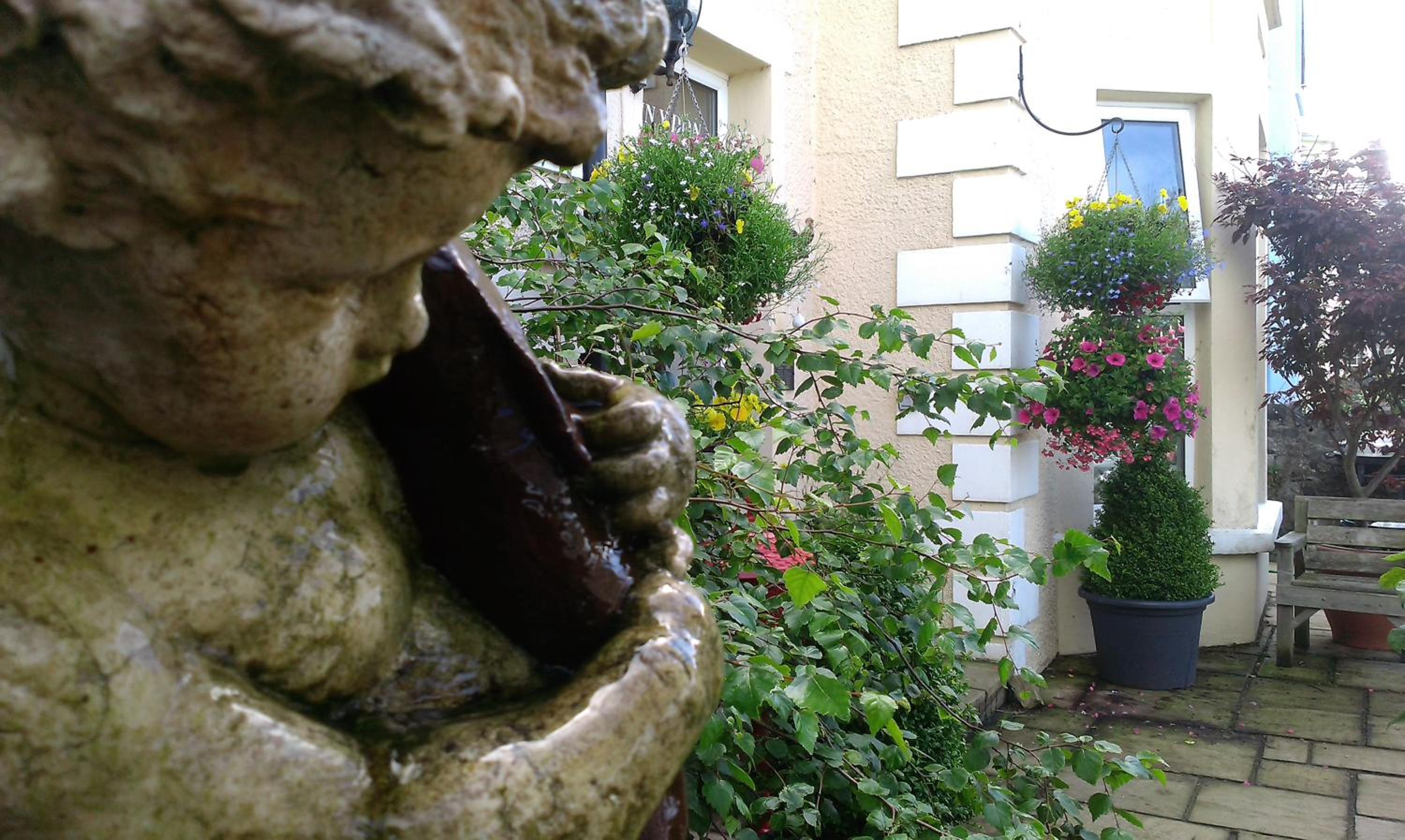 Min y Don Guest House