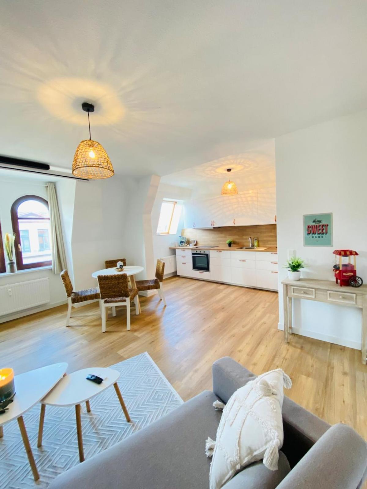Cinema Apartment Magdeburg - Kitchen & Balcony
