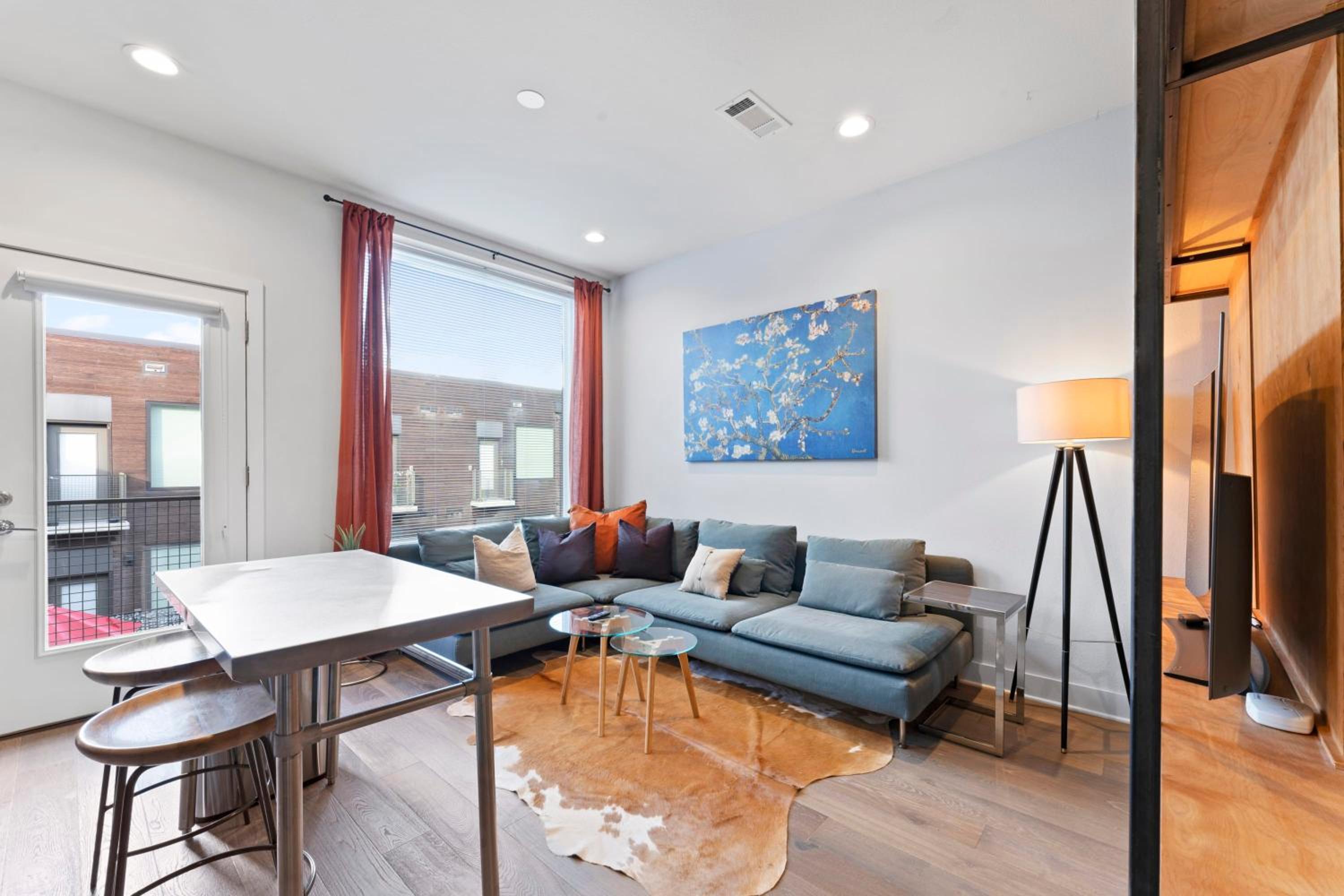 Prime East Downtown Studio w pool gym laundry