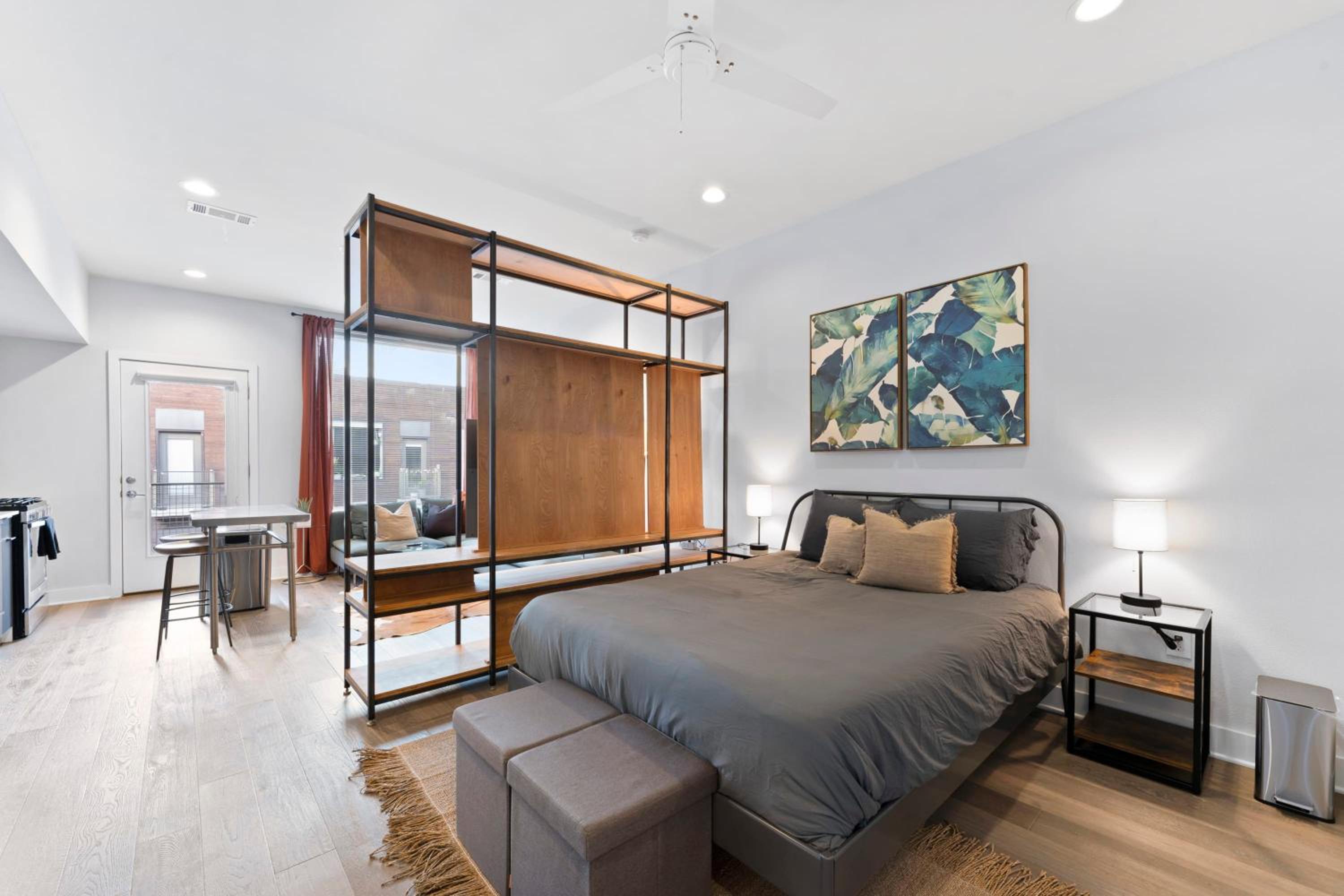 Prime East Downtown Studio w pool gym laundry