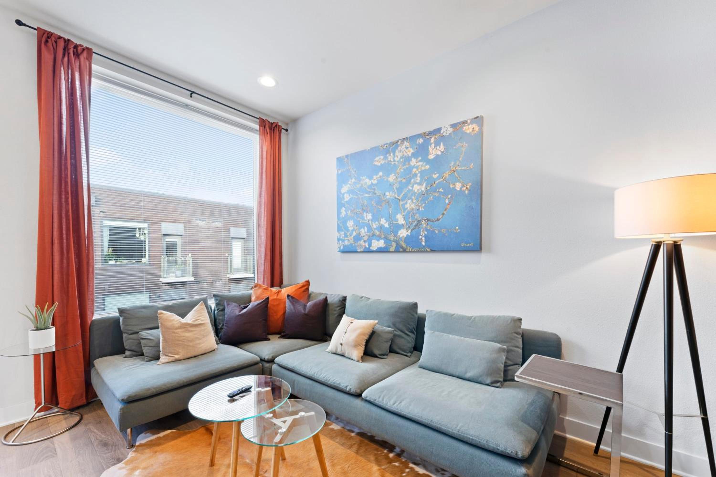 Prime East Downtown Studio w pool gym laundry