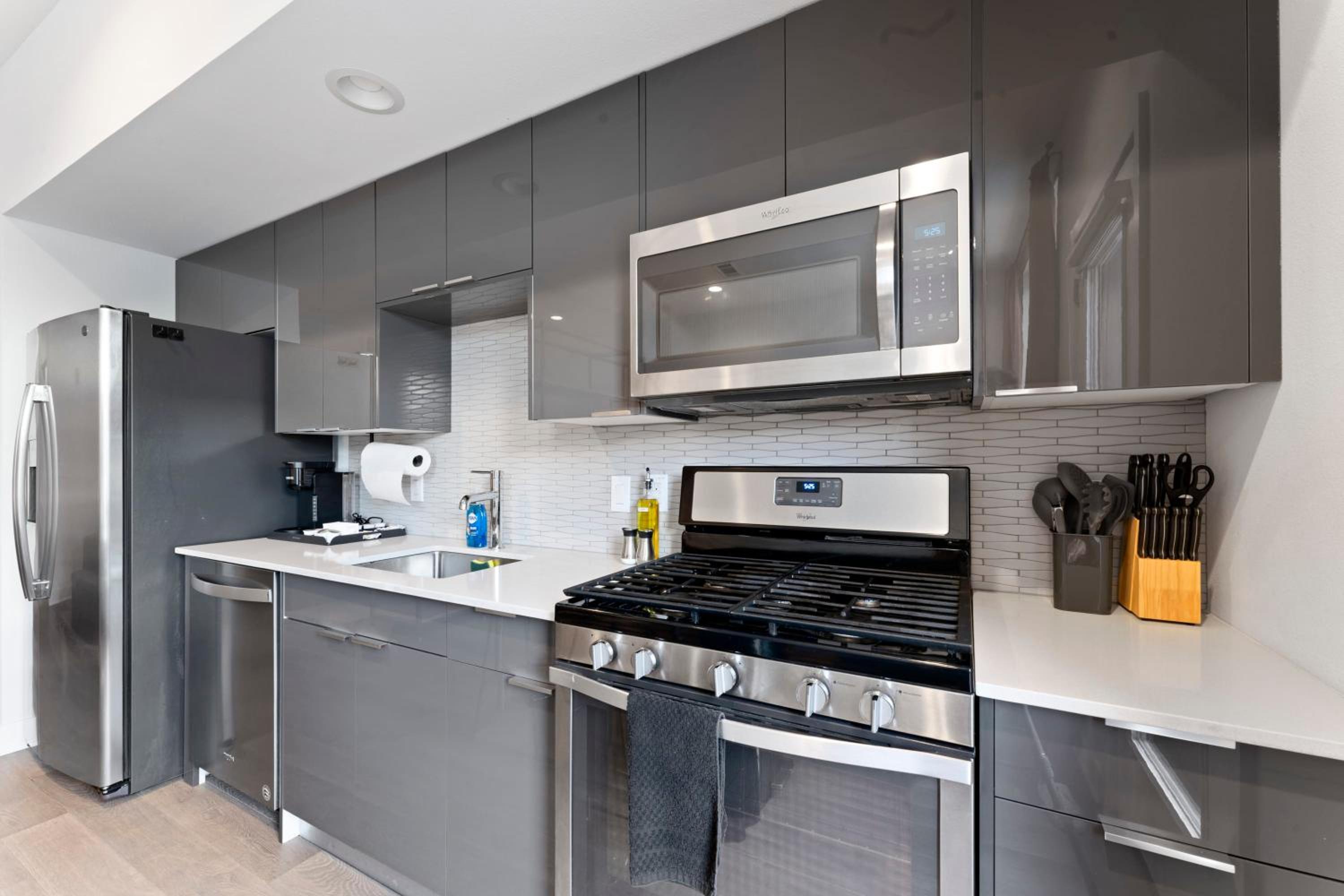 Prime East Downtown Studio w pool gym laundry