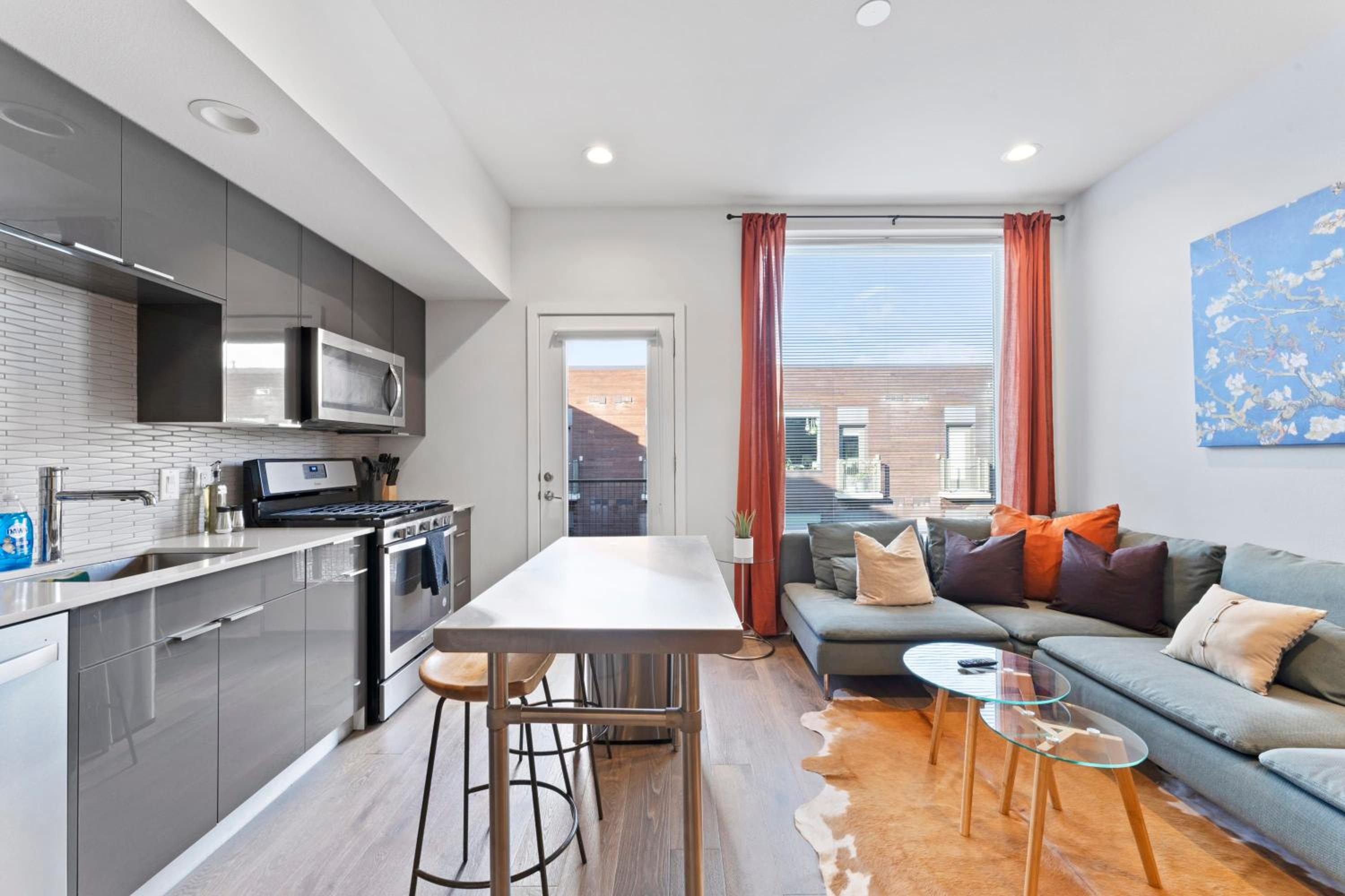 Prime East Downtown Studio w pool gym laundry
