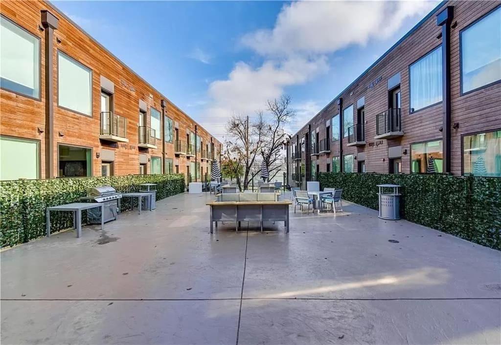 Prime East Downtown Studio w pool gym laundry