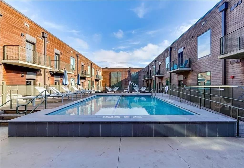 Prime East Downtown Studio w pool gym laundry