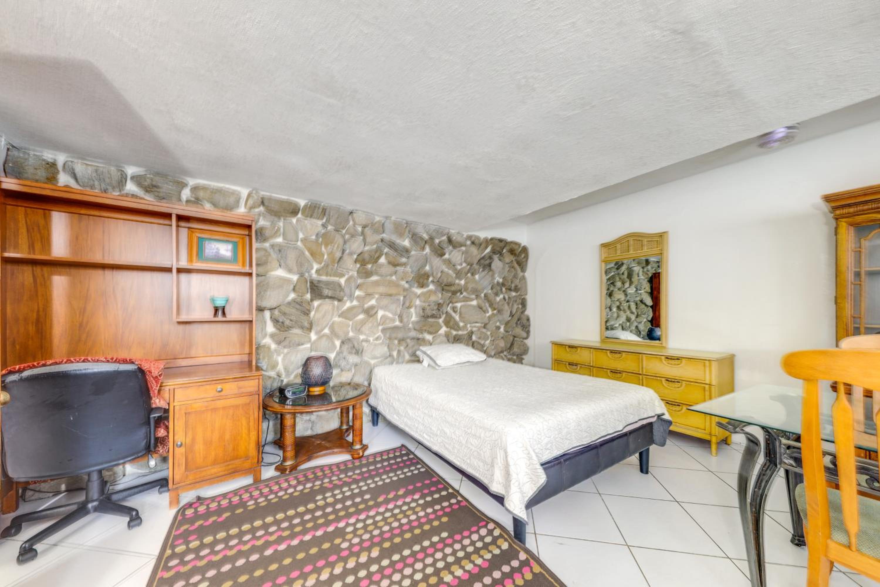 World Cup HQ! Shared Pool, Canal-Front Property