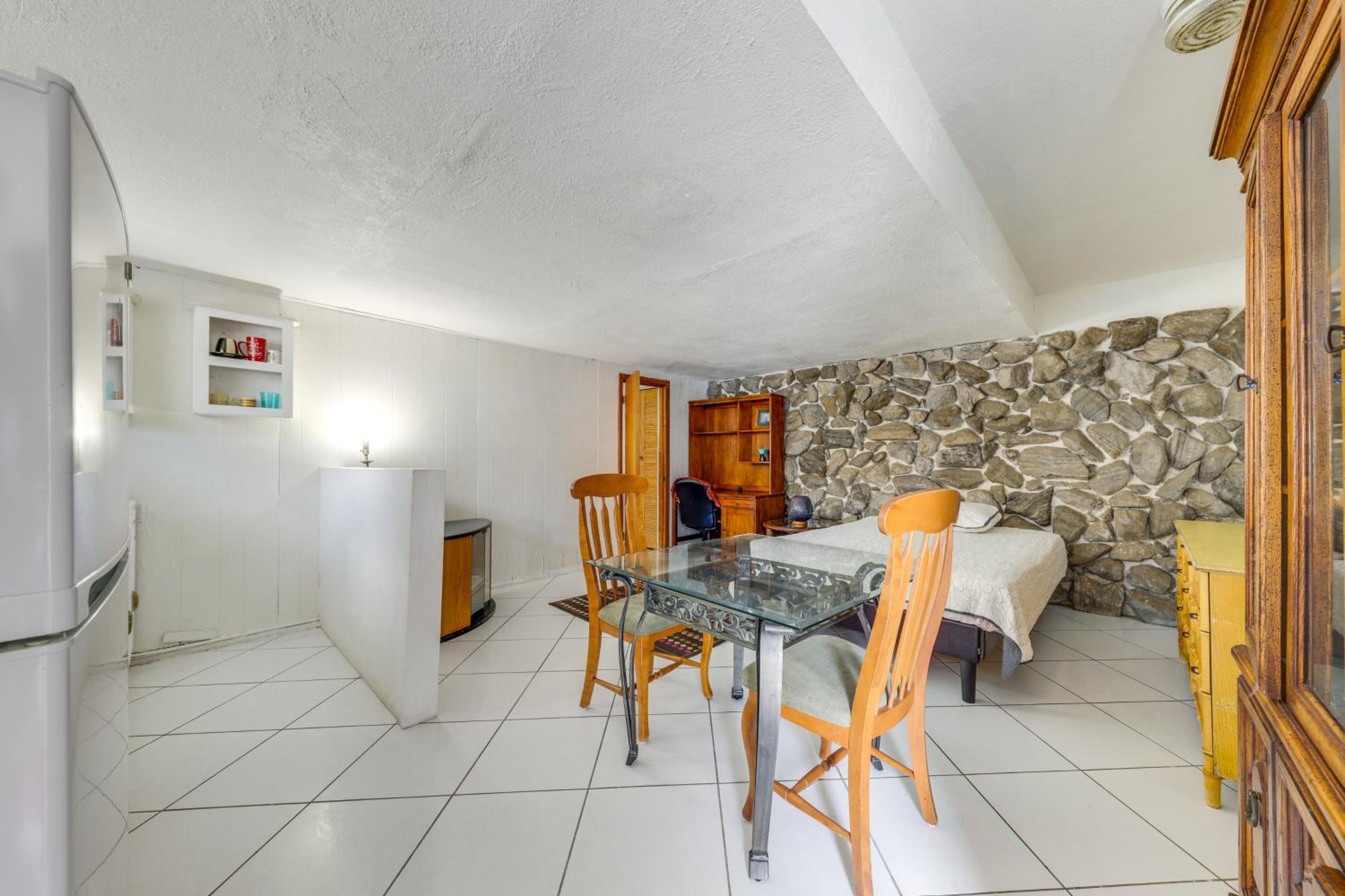 World Cup HQ! Shared Pool, Canal-Front Property