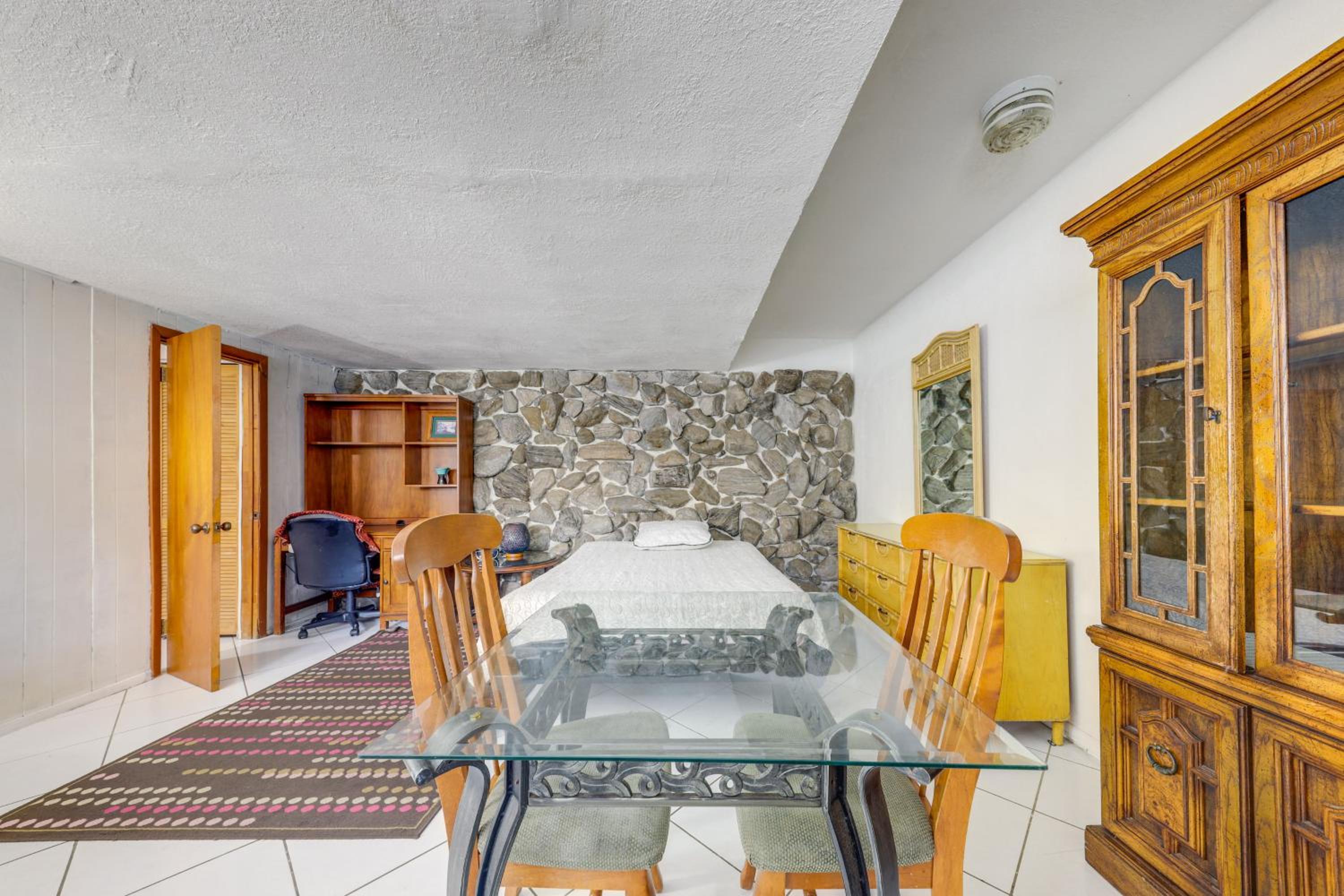 World Cup HQ! Shared Pool, Canal-Front Property