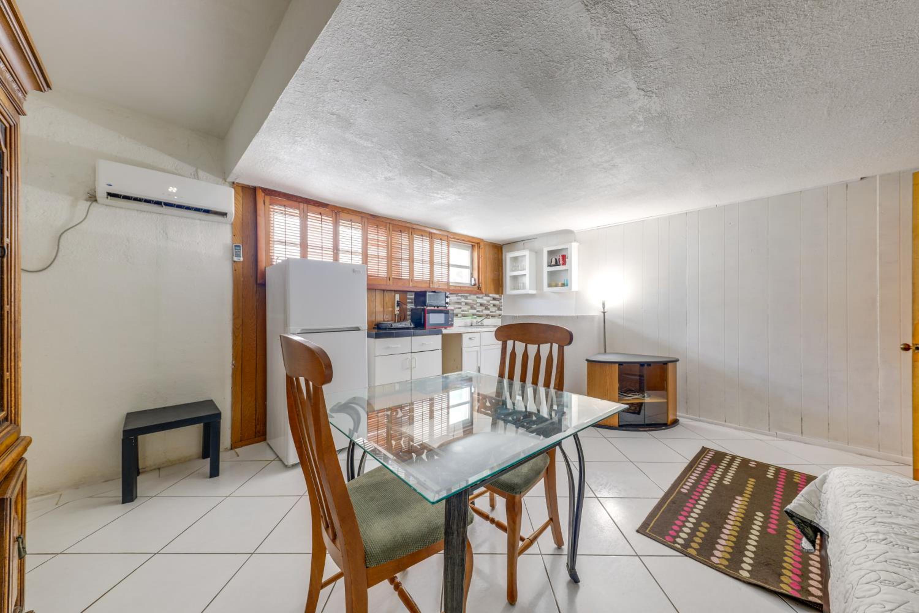 World Cup HQ! Shared Pool, Canal-Front Property