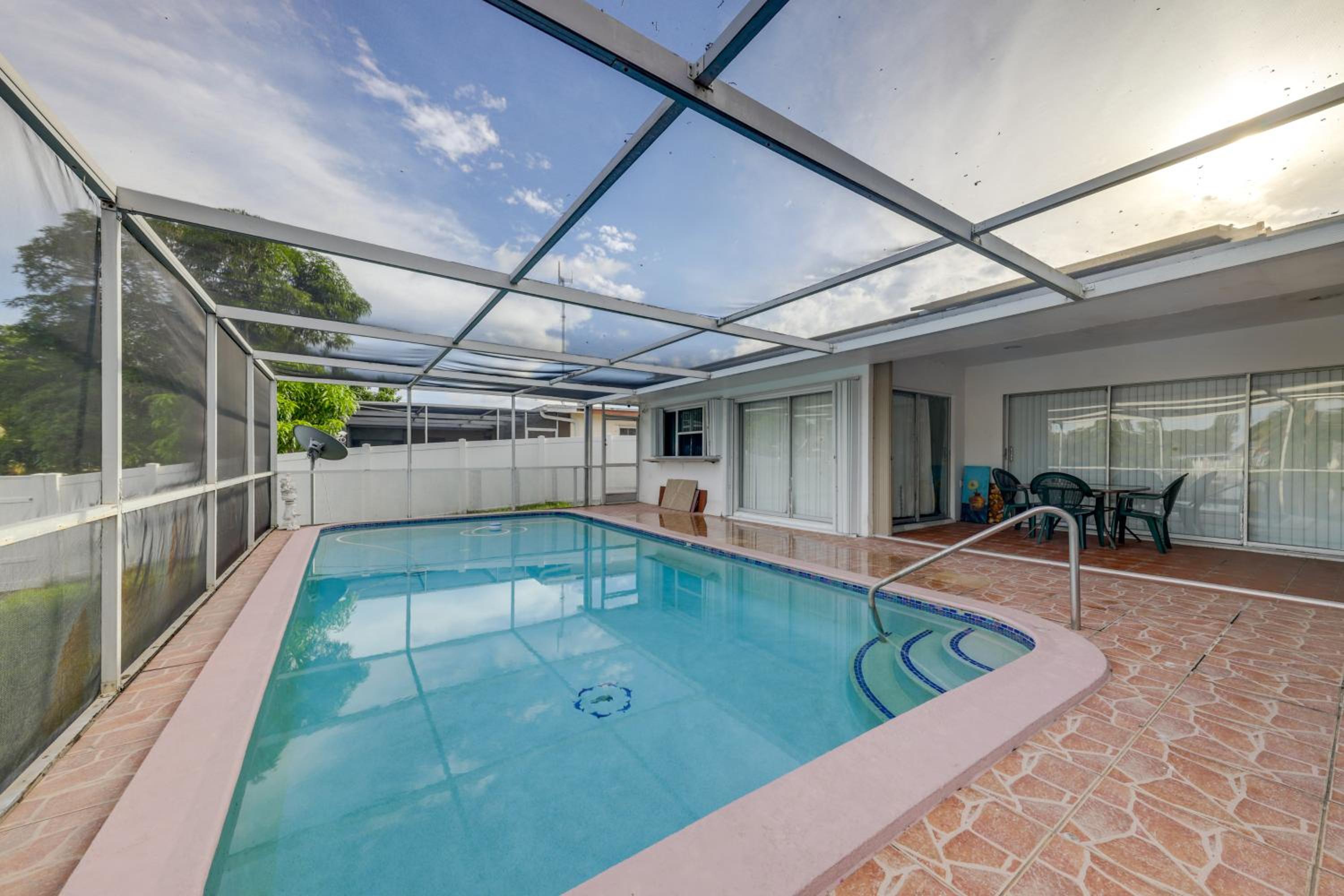 World Cup HQ! Shared Pool, Canal-Front Property